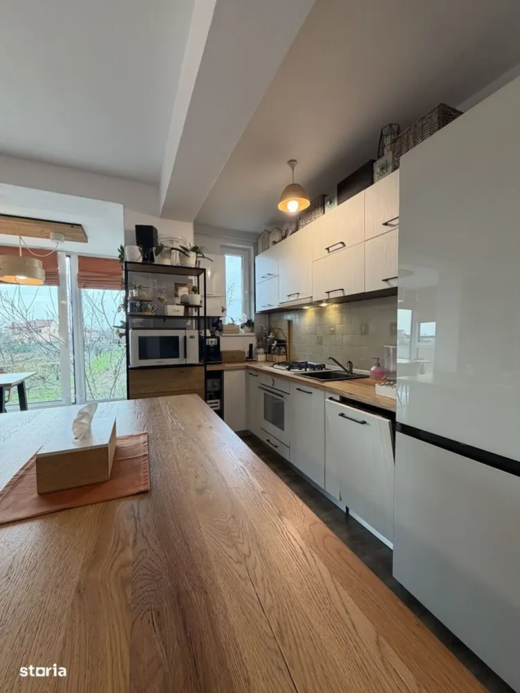 BRASADAS vinde ap 3 Cam + Loc Parcare in Micro 16. - Agentia Imobiliara BRASADAS vinde apartament cu 3 camere (2 dormitoare și living cu bucătărie open space), situat într-un ansamblu rezidențial exclusivist zona Micro 16, Str. Gellert Sandor.
Proprietatea se remarcă prin luminozitate, investiții tehnice de top și o compartimentare extrem de practică.LOCAȚIE ȘI FACILITĂȚI EXTERIOAREAccesibilitate maximă: 
Stația de autobuz și magazinele sunt la doar 2 minute de mers pe jos.
Confort și Siguranță: Bloc dotat cu lift, casă a scării îngrijită.
Curte Privată: Ansamblu cu curte spațioasă, pavată și asfaltată, ce include o zonă de relaxare cu grătar.Loc de Parcare: Inclus în preț, trecut în contract + cotă parte din spațiile comune.COMPARTIMENTARE (70 mp)Living & Bucătărie Open Space: Mobilier de bucătărie realizat la comandă. Orientare pe colț (Sud-Vest), beneficiind de lumină naturală din 3 direcții.Zona de Dining (10 mp): Terasă închisă cu tripan de calitate superioară (deschidere în 3 direcții), izolată termic (sus/jos) și dotată cu 2 radiatoare suplimentare și draperii romane.Dormitoare: Două dormitoare separate prin holuri diferite, oferind intimitate maximă.
Baie & Spălătorie: Baie principală cu cadă. Baia mică a fost transformată într-o debara/spălătorie (laundry room) unde sunt montate mașina de spălat și uscătorul.
DOTĂRI ȘI EFICIENȚĂ ENERGETICĂ.
Echipamente: Aer condiționat Mitsubishi (fiabilitate recunoscută) și centrală termică pe gaz (încă în garanție).Tâmplărie Upgrade: Geamuri termopan cu feronerie și garnituri noi, 3 foi de sticlă pentru izolare fonică și termică de excepție.Protecție: Jaluzele exterioare din aluminiu cu plase de insecte tip rulou integrate.Este o locuință "la cheie", unde s-a pus accent pe calitatea materialelor și pe confortul locatarului. Investițiile în izolarea terasei și upgrade-ul ferestrelor asigură costuri de întreținere minime, iar regimul mic de înălțime al blocului garantează o comunitate liniștită.
Www.brasadas.com.