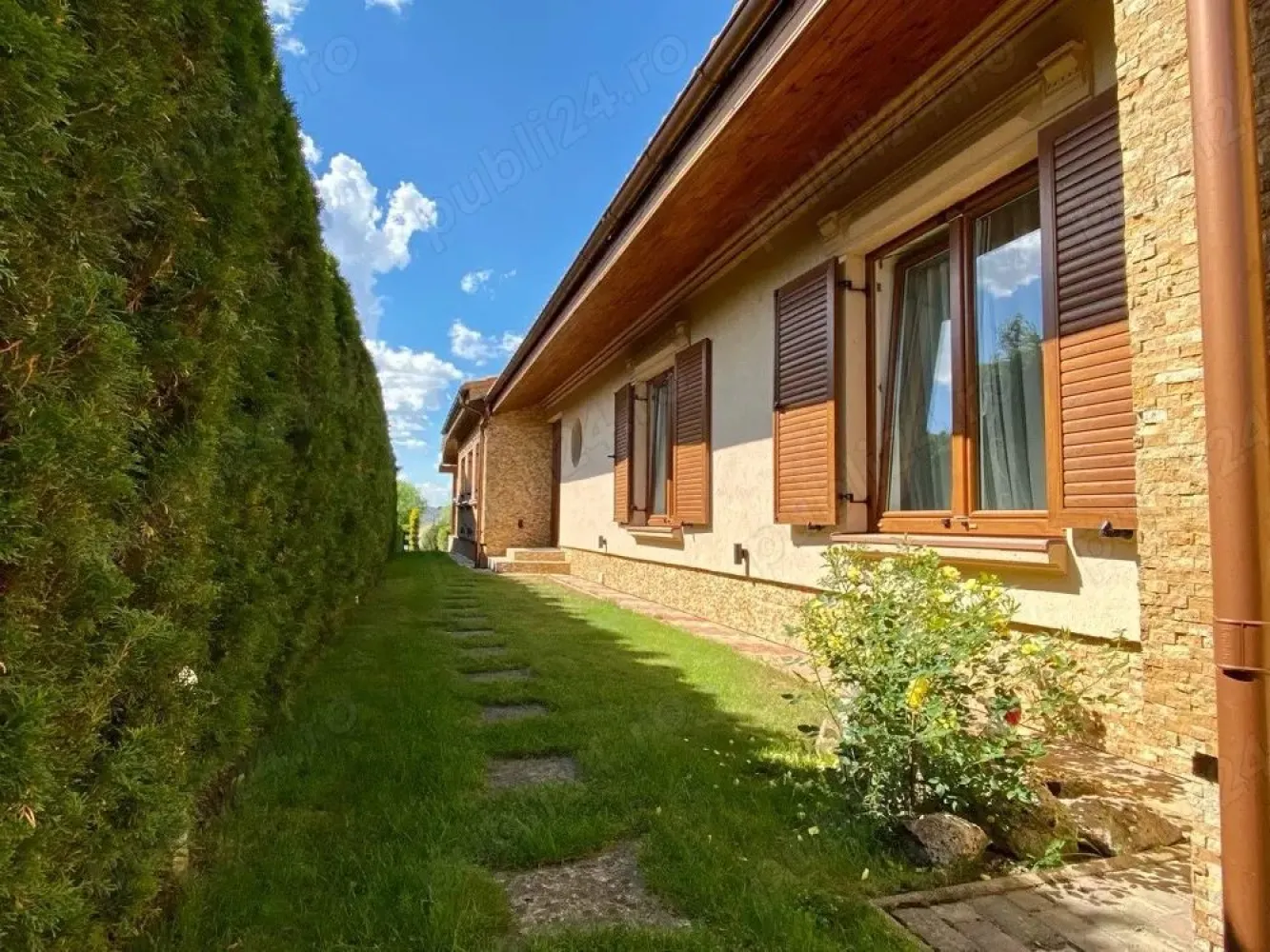 Casa cu iesire la lac - Proprietate exclusivă cu ieșire directă la lac confort premium, spațiu și siguranță totală

Descoperă o casă care îmbină perfect liniștea naturii cu toate facilitățile moderne, ideală pentru locuire permanentă sau escapade de weekend fără compromisuri.

Caracteristici principale:

 Suprafață utilă: 175 mp

 Terasă acoperită: 57 mp perfectă pentru mese în aer liber și seri relaxante

 6 camere spațioase și luminoase

 Teren generos de 1.750 mp, împrejmuit cu gard din plasă sudată și tuya smarald matură

 Acces facil pe drum pavat

Siguranță de top:

obloane exterioare securizate antiefracție, sistem de alarmă, monitorizare video și poartă anti-intruziune

Confort pe tot parcursul anului:

încălzire pe gaz, apă curentă, canalizare, electricitate și internet locuință complet funcțională 12 luni an

Atu rar pe piață:

- ieșire directă la lac

- barca din imagini este inclusă în preț ideală pentru plimbări, pescuit și momente de relaxare la apus

Proprietatea se vinde liber din 2026.

Perfectă pentru:

- familie care caută spațiu și siguranță

- casă de vacanță premium

- investiție într-o zonă naturală deosebită

Contactează-ne pentru detalii și programarea unei vizionări!

Astfel de proprietăți nu apar des când apar, se vând repede .