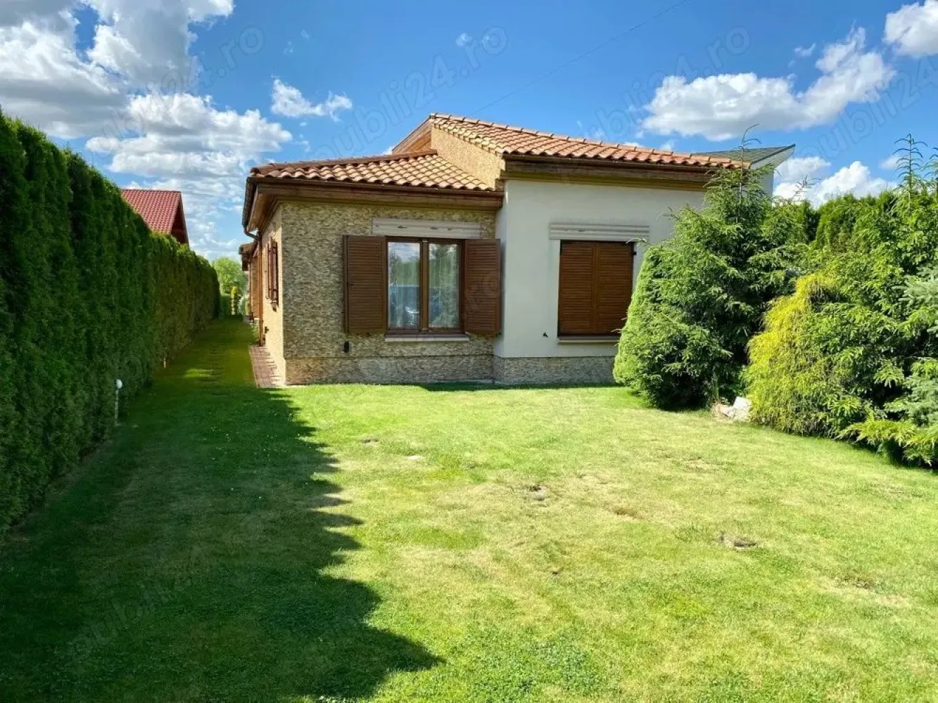 Casa cu iesire la lac - Proprietate exclusivă cu ieșire directă la lac confort premium, spațiu și siguranță totală

Descoperă o casă care îmbină perfect liniștea naturii cu toate facilitățile moderne, ideală pentru locuire permanentă sau escapade de weekend fără compromisuri.

Caracteristici principale:

 Suprafață utilă: 175 mp

 Terasă acoperită: 57 mp perfectă pentru mese în aer liber și seri relaxante

 6 camere spațioase și luminoase

 Teren generos de 1.750 mp, împrejmuit cu gard din plasă sudată și tuya smarald matură

 Acces facil pe drum pavat

Siguranță de top:

obloane exterioare securizate antiefracție, sistem de alarmă, monitorizare video și poartă anti-intruziune

Confort pe tot parcursul anului:

încălzire pe gaz, apă curentă, canalizare, electricitate și internet locuință complet funcțională 12 luni an

Atu rar pe piață:

- ieșire directă la lac

- barca din imagini este inclusă în preț ideală pentru plimbări, pescuit și momente de relaxare la apus

Proprietatea se vinde liber din 2026.

Perfectă pentru:

- familie care caută spațiu și siguranță

- casă de vacanță premium

- investiție într-o zonă naturală deosebită

Contactează-ne pentru detalii și programarea unei vizionări!

Astfel de proprietăți nu apar des când apar, se vând repede .