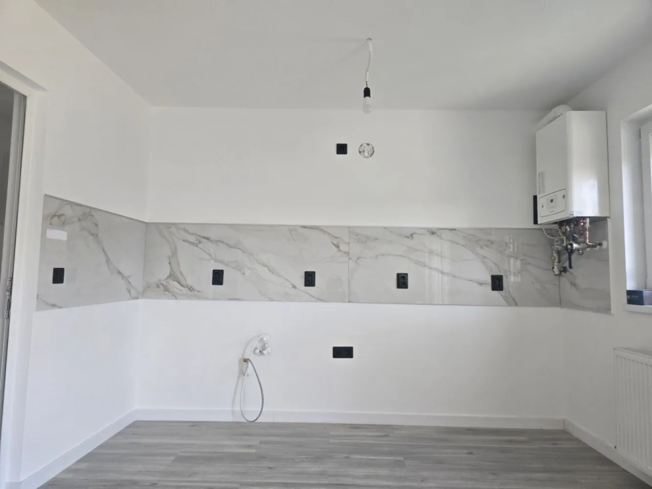 BRASADAS vinde ap finisat 3 cam la PARTER. - Agentia Imobiliara BRASADAS vinde apartament 3 camere și cămară, parter, finisat, izolat interior (dormitoare, tavan, șapă) cu Isoflect și exterior, suprafața totală 93,13 mp, 76,54 mp utili, două băi, situat în Satu Mare str. Petre Ispirescu, zonă liniștită, stradă recent reabilitată. 
Apartamentul este situat într-un imobil cu 6 apartamente, curte interioară cu barbeque personal și spațiu verde în fața și spatele imobilului, garaj individual, loc de parcare aprobat de primărie în fața imobilului.
A fost renovat complet instalație electrică nouă, pozată pe trasee, siguranțe separate pentru marii consumatori (mașină de spălat vase și haine, plită, cuptor,climă), prize, inclusiv pentru internet și întrerupătoare marca Schneider), centrală nouă Immergaz, calorifere triple Purmo. Ușa este nouă, marca HISEC, cu multiple sisteme de blocare, geamuri termopane tripane, produse de Geiger Satu Mare. Scara este îngrijită, acces în curte cu interfon, poartă electrică cu telecomandă.
Bucătăria are faianță italiană, băile sunt refăcute cu microciment, vasele de toaletă sunt cele cu tehnică de clătire turboflush, capac și colac cu amortizare, bideul, robineții, chiuveta și oglinda cu led sunt italiene, rezistente la calcar. Cabina de duș are sticlă securizată, vana a fost făcută pe comandă.
Parchetul este triplustratificat, rezistent la apă, are aplicată izolație sub el. 
Există și proiect integrat de mobilier pentru tot apartamentul, poate fi pus la dispoziția cumpărătorului. 
Interesat de schimb cu apartament în București, zona Iuliu Maniu, Politehnică sau în apropiere de stație de metrou.
Www.brasadas.com.
