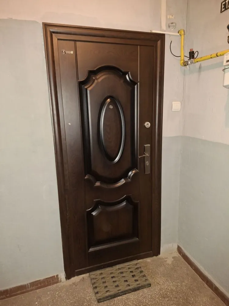 BRASADAS vinde apartament cu 2 cam etaj 3 Botizului. - Agentia Imobiliara BRASADAS vinde apartament cu 2 camere decomandat, situat la etajul 3, într-un bloc solid din cărămidă, pe Strada Botizului. 
Apartamentul are o suprafață de 55 mp, dispune de balcon,debara la bucatarie și boxă de beci uscat, ideală pentru depozitare.

Locuința este dotată cu centrală termică aproape nouă și ferestre termopan, oferind confort și eficiență energetică. Deși blocul este situat pe Strada Botizului, apartamentul nu are vedere directă spre stradă, ceea ce oferă liniște și mai puțin zgomot.

Un mare avantaj al zonei este poziționarea: grădinița și școala se află chiar în spatele blocului, fiind ideal pentru familii cu copii si magazin chiar in scara blocului la parter!

Apartamentul oferă posibilitatea de renovare și amenajare după propriul gust, fiind o alegere foarte bună atât pentru locuit, cât și pentru investiție.

Www.brasadas.com.