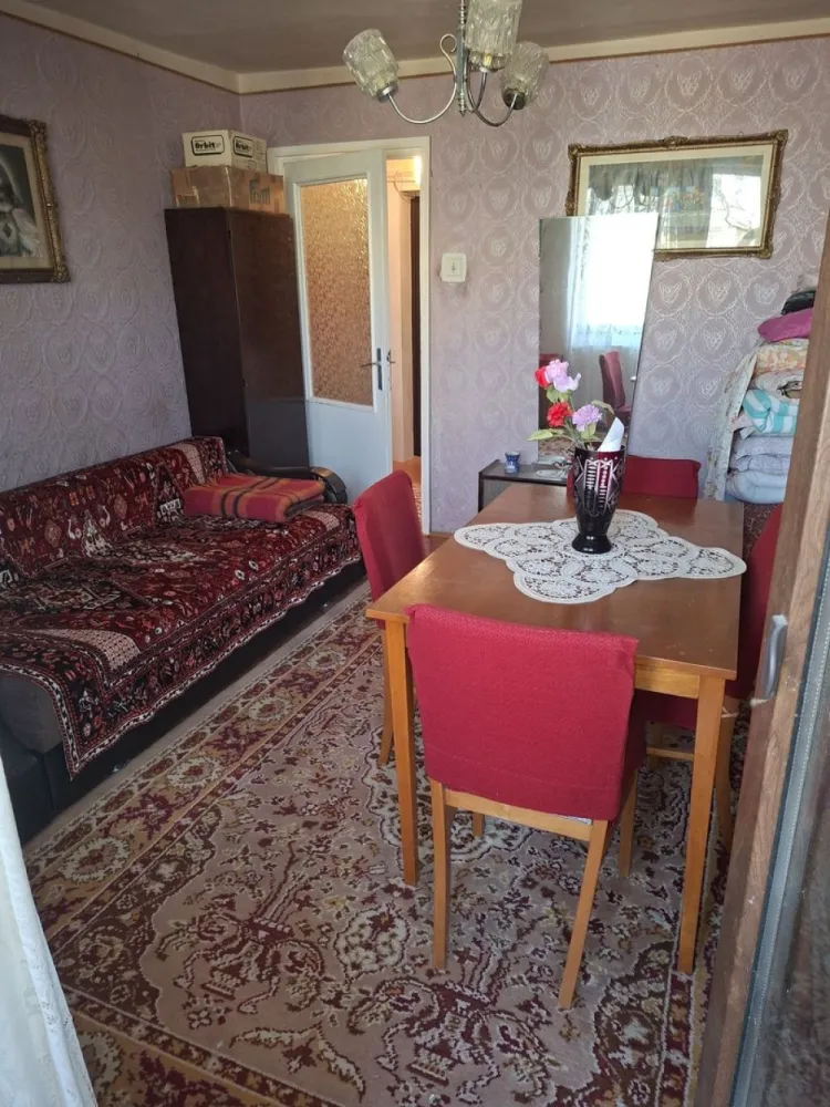 BRASADAS vinde apartament cu 2 cam etaj 3 Botizului. - Agentia Imobiliara BRASADAS vinde apartament cu 2 camere decomandat, situat la etajul 3, într-un bloc solid din cărămidă, pe Strada Botizului. 
Apartamentul are o suprafață de 55 mp, dispune de balcon,debara la bucatarie și boxă de beci uscat, ideală pentru depozitare.

Locuința este dotată cu centrală termică aproape nouă și ferestre termopan, oferind confort și eficiență energetică. Deși blocul este situat pe Strada Botizului, apartamentul nu are vedere directă spre stradă, ceea ce oferă liniște și mai puțin zgomot.

Un mare avantaj al zonei este poziționarea: grădinița și școala se află chiar în spatele blocului, fiind ideal pentru familii cu copii si magazin chiar in scara blocului la parter!

Apartamentul oferă posibilitatea de renovare și amenajare după propriul gust, fiind o alegere foarte bună atât pentru locuit, cât și pentru investiție.

Www.brasadas.com.