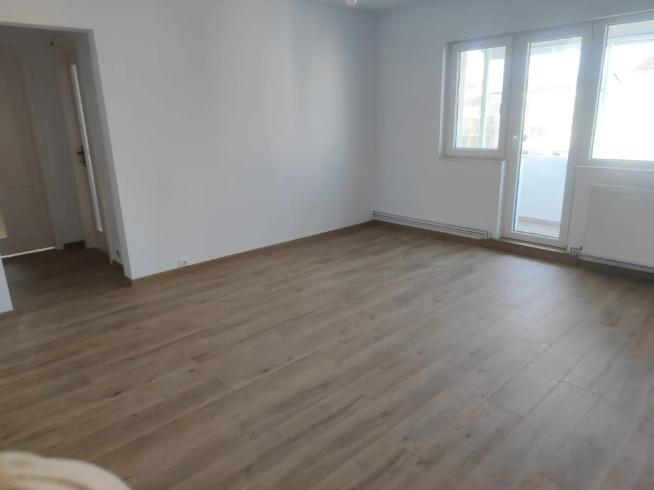 BRASADAS vinde ap 2 cam etaj 4/4 in Micro 16. - Agentia Imobiliara BRASADAS vinde apartament cu două camere în spate la Poiana Codrului și la câțiva pași de școala generală Avram Iancu la etajul patru cu acoperiș și pod bine făcut. 
 
Apartamentul este complet renovat. 

Instalație sanitară schimbată 
Instalație electrică schimbată 
Centrală nouă cu calorifere noi și țevi de cupru 
Termopane noi și balcon închis parțial 
Plasă de țânțari și jaluzele din aluminiu 
Uși făcute la comandă, din lemn 
Parchet de calitate 
Blocul este izolat exterior

Www.brasadas.com.
