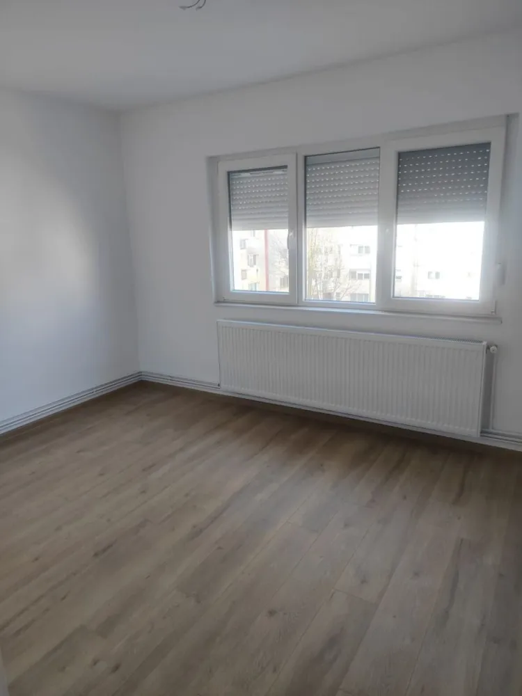 BRASADAS vinde ap 2 cam etaj 4/4 in Micro 16. - Agentia Imobiliara BRASADAS vinde apartament cu două camere în spate la Poiana Codrului și la câțiva pași de școala generală Avram Iancu la etajul patru cu acoperiș și pod bine făcut. 
 
Apartamentul este complet renovat. 

Instalație sanitară schimbată 
Instalație electrică schimbată 
Centrală nouă cu calorifere noi și țevi de cupru 
Termopane noi și balcon închis parțial 
Plasă de țânțari și jaluzele din aluminiu 
Uși făcute la comandă, din lemn 
Parchet de calitate 
Blocul este izolat exterior

Www.brasadas.com.