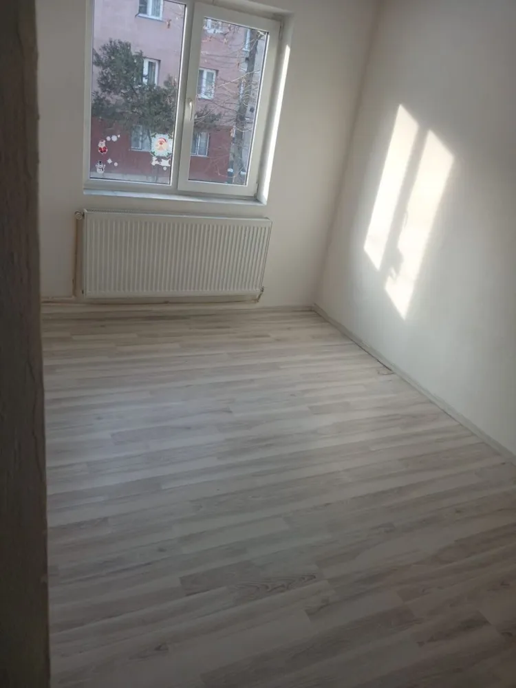 BRASADAS vinde ap 2 cam zona Micro 14. - Agentia Imobiliara BRASADAS vinde apartament cu doua camere situat in zona micro 14. 
Teren in folosinta de aproximativ 15 m patrati. 
Resctructurat recent.
Www.brasadas.com.
