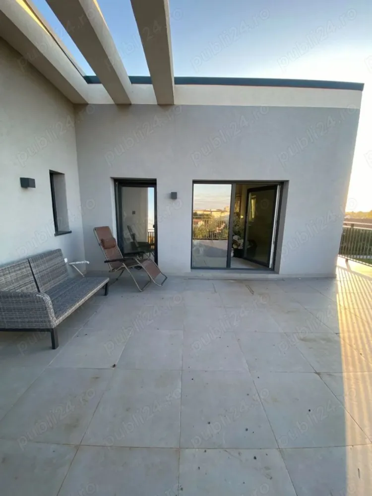 BRASADAS vinde penthouse 2 cam semifinisat-Smalard City. - Agentia Imobiliara BRASADAS vinde apartament tip PENTHOUSE in Smarald City Satu Mare cu suprafata de 128 mp, din care 86 utili și 42 mp terasă și balcon.
An construcție 2023 
este situată la etajul 5
Living luminos cu ferestre mari 
Două ieșiri la terasă 
Încălzire în pardoseală ,centrala termică 
Un loc de parcare 
Dispune de două băi , o debara ,2 camere ,salon și bucătărie open space 

Este ideal pentru confort și funcționalitate. In spatele blocului există spații de joacă pentru copii si teren de tenis 
În zonă sunt multiple opțiuni de restaurante și cafenele. La câțiva pași se află magazine și spații de relaxare. Transportul public este bine conectat, facilitând deplasările. 
Zona este urbană, cu acces facil la servicii medicale-chiar la parter o clinică privată.
Investește într-un mediu sigur și convenabil pentru viața de zi cu zi. 

Www.brasadas.com.