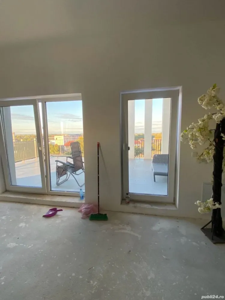 BRASADAS vinde penthouse 2 cam semifinisat-Smalard City. - Agentia Imobiliara BRASADAS vinde apartament tip PENTHOUSE in Smarald City Satu Mare cu suprafata de 128 mp, din care 86 utili și 42 mp terasă și balcon.
An construcție 2023 
este situată la etajul 5
Living luminos cu ferestre mari 
Două ieșiri la terasă 
Încălzire în pardoseală ,centrala termică 
Un loc de parcare 
Dispune de două băi , o debara ,2 camere ,salon și bucătărie open space 

Este ideal pentru confort și funcționalitate. In spatele blocului există spații de joacă pentru copii si teren de tenis 
În zonă sunt multiple opțiuni de restaurante și cafenele. La câțiva pași se află magazine și spații de relaxare. Transportul public este bine conectat, facilitând deplasările. 
Zona este urbană, cu acces facil la servicii medicale-chiar la parter o clinică privată.
Investește într-un mediu sigur și convenabil pentru viața de zi cu zi. 

Www.brasadas.com.