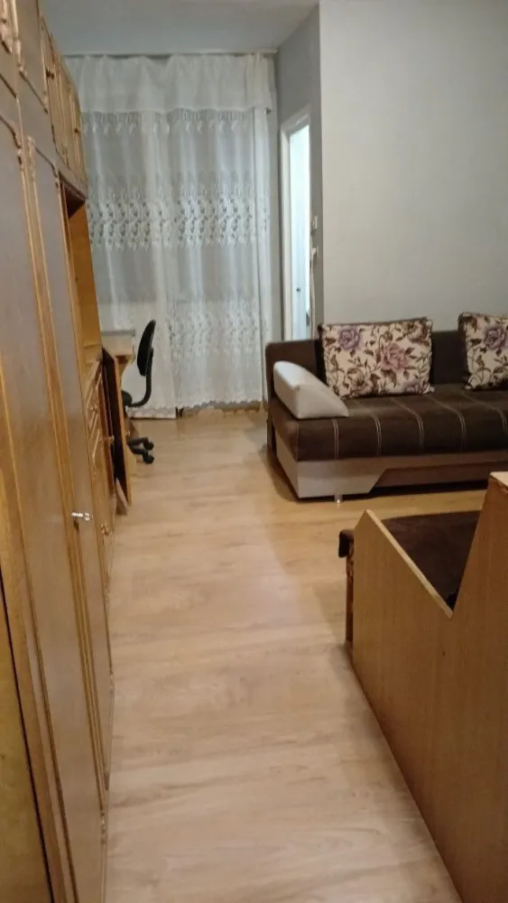 BRASADAS vinde garsoniera pe Ostrovului la etajul 3/4. - Agentia Imobiliara BRASADAS vinde garsonieră in zona Soarelui str Ostrovului situată la etajul 3 din 4, cu acces rapid la mijloace de transport, magazine, farmacii și alte facilități din zonă. 
Locuința nu este recent renovată, fiind potrivită pentru cei care doresc să își amenajeze spațiul după propriul gust.
Spațiu luminos și bine împărțit
Costuri lunare foarte mici (întreținere și utilități reduse) — perfectă pentru cine caută cheltuieli modeste.

Www.brasadas.com.