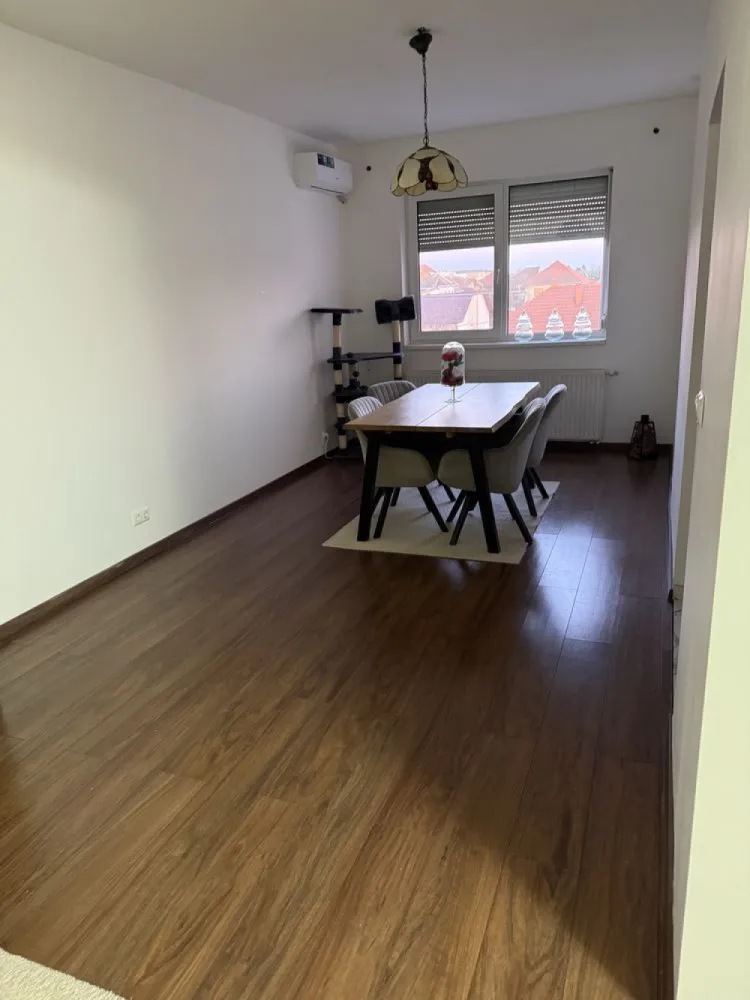 BRASADAS vinde ap 3 camere in asociatie zona 14 Mai. - Ag 3 camere zona 14 Mai.
Apartamentul este în construcție nouă din 2014.
Este compus din :
2 dormitoare 
2 băi 
1 dressing 
2 balcoane
Living 
Dining 
Bucătărie 
Beci la subsol 
Loc de parcare în curte.
Accesul în curtea blocului se face pe poarta cu telecomandă astfel având acces doar proprietarii.
Se vinde mobilat și utilat cum se vede nefiind nevoie de alte investiții.
Www.brasadas.com.