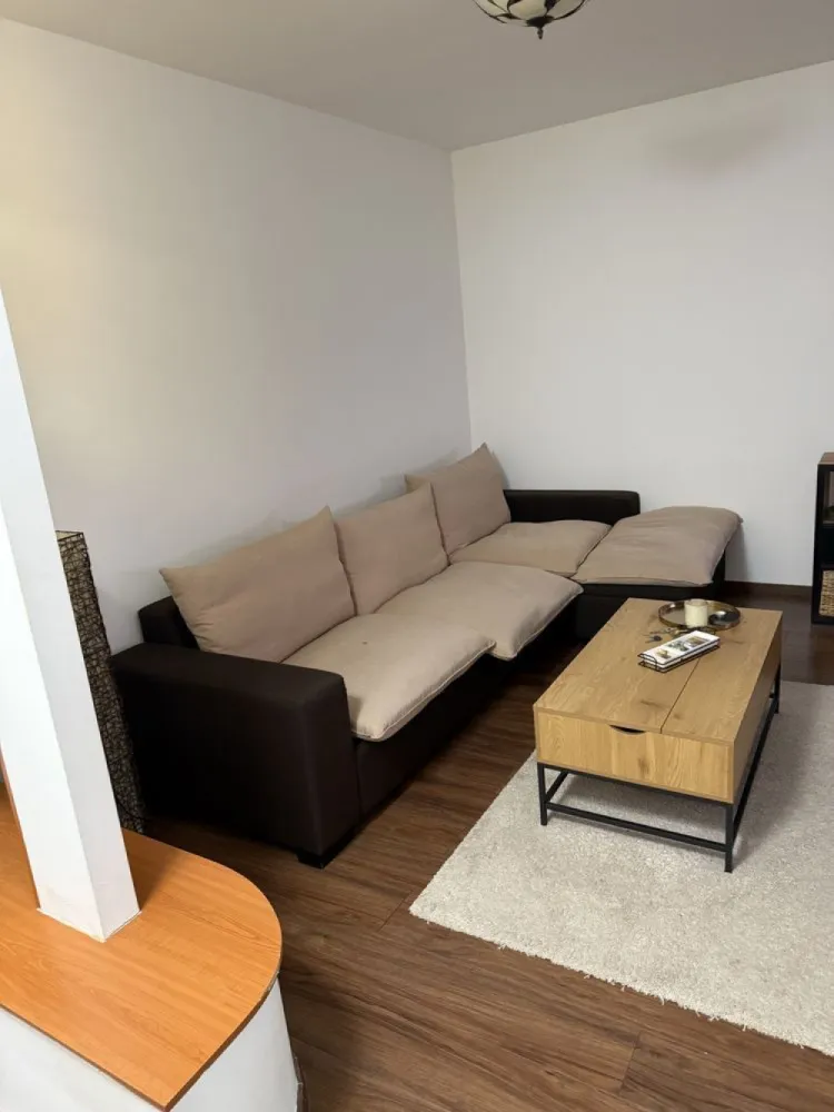 BRASADAS vinde ap 3 camere in asociatie zona 14 Mai. - Ag 3 camere zona 14 Mai.
Apartamentul este în construcție nouă din 2014.
Este compus din :
2 dormitoare 
2 băi 
1 dressing 
2 balcoane
Living 
Dining 
Bucătărie 
Beci la subsol 
Loc de parcare în curte.
Accesul în curtea blocului se face pe poarta cu telecomandă astfel având acces doar proprietarii.
Se vinde mobilat și utilat cum se vede nefiind nevoie de alte investiții.
Www.brasadas.com.