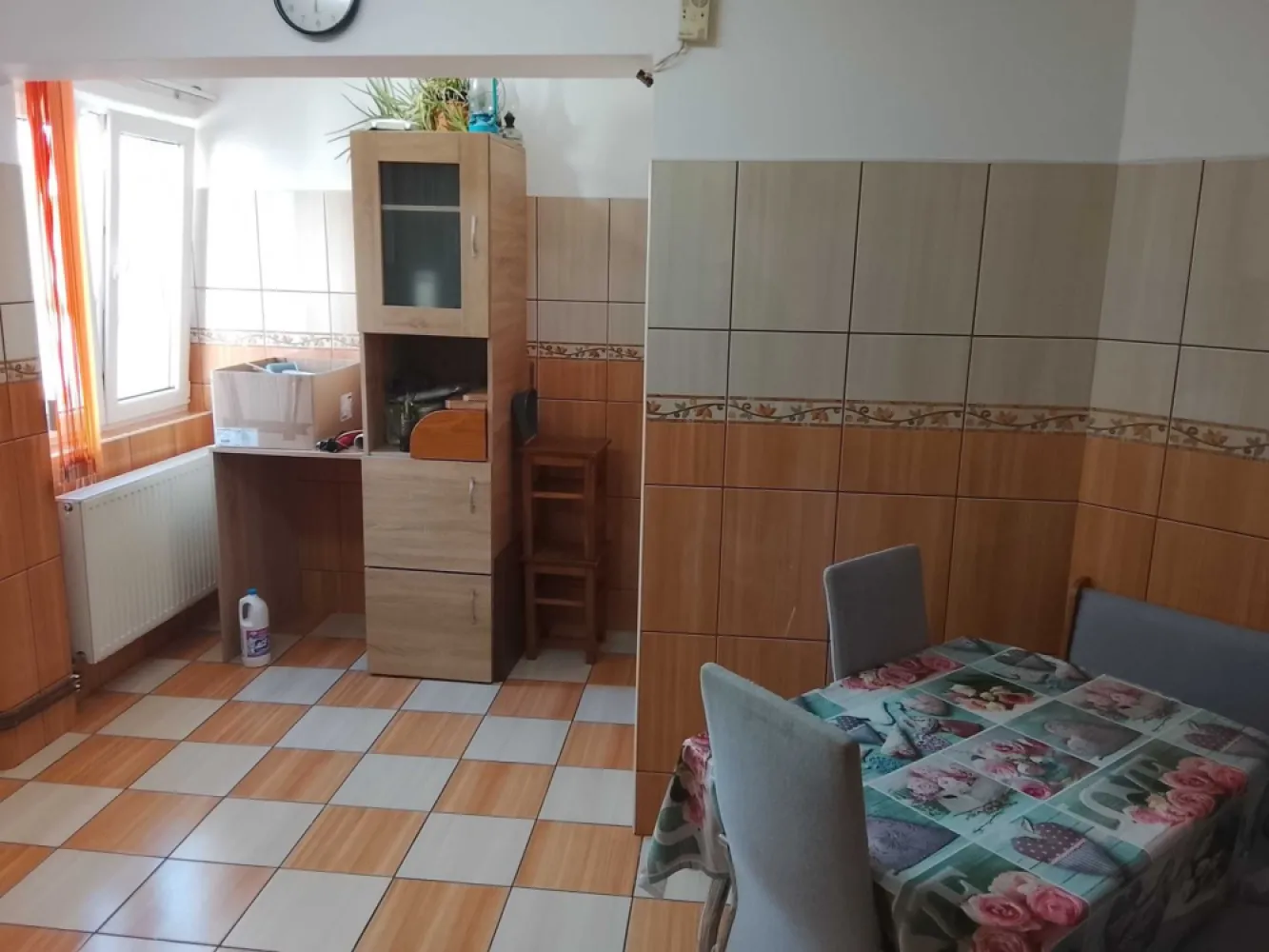 Apartament 3 camere - Se vinde în Micro 16 apartament 3 camere semidecomandat etaj 4/4 cu acoperiș, 3camere,centrala termica,geamuri termopan o baie, bucătărie,balcon, debara și beci suprafața utila 72mp, apartamentul dispune de parcare generoasa atât în fata blocului cât și în spate,in apropiere de școală,magazine ,moll,spital piata
