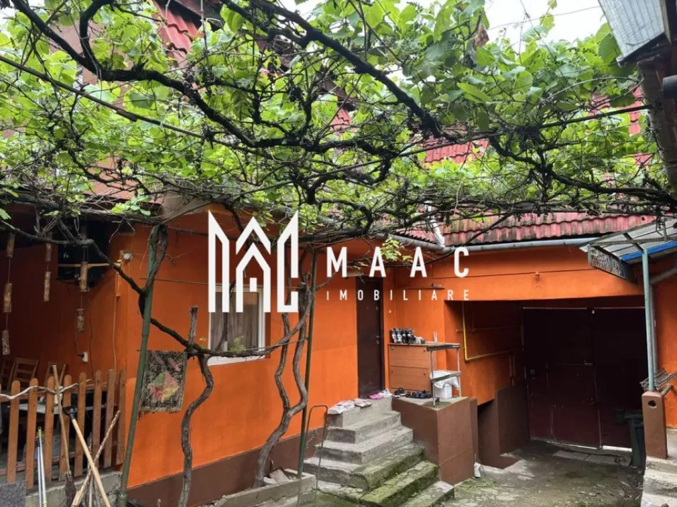 Casa 2 corpuri individuale I Bungard I Teren 720mp - MAAC Imobiliare vă propune spre vânzare o casă spațioasă, situată în Șelimbăr, sat Bungard, la doar 6 km de Sibiu și 4 km de Shopping City Sibiu, într-o zonă liniștită, fără trafic, ideală pentru o familie care caută intimitate. Detalii proprietate: Suprafață totală teren: 720 mp Suprafață locuibilă: 150 mp + anexe Singur în curte – intimitate deplină Compartimentare - 2 corpuri de casă: Corpul 1: 3 camere, bucătărie, baie, 2 holuri, debara Corpul 2: Parter: living, bucătărie, baie, hol Etaj (pod mansardat): 2 camere spațioase, dressing, hol generos Toate utilitățile racordate Pivniță de 15 mp Foișor/terasă mare cu grătar – perfect pentru relaxare în aer liber Curte și grădină – ideal pentru familie sau activități recreative Avantaje: Zonă verde, liniștită, cu acces facil spre Sibiu Spațiu generos, potrivit pentru două familii Ideală pentru locuință permanentă Casa si curtea necesita investiții/amenajari. 📞 Contactează echipa MAAC Imobiliare pentru mai multe detalii sau pentru a programa o vizionare, menționează CP2551925! }}