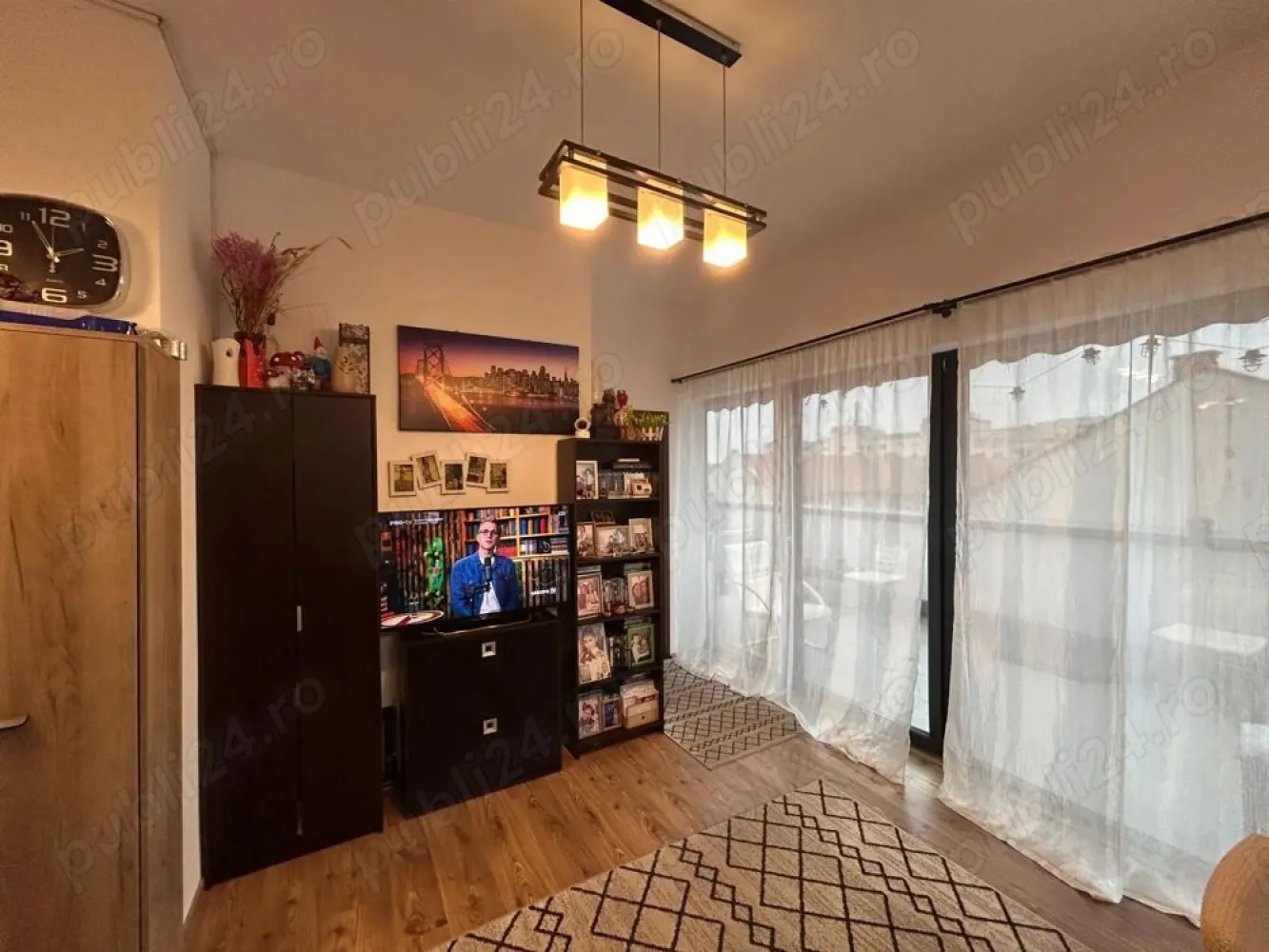 BRASADAS vinde ap 3 cam etaj 5/5 in zona Carpati 2. - Agentia Imobiliara BRASADAS vinde apartament cu 3 camere situat in Carpati 2 la etajul 5/5 cu suprafata utila de 60mp. in bloc NOU cu LIFT.
Te poti bucura de lumina naturala in fiecare camera si de un balcon cu vedere la oras.

Apartamentul se afla intr-o zona urbanizata, aproape de parcuri si centre de distractie. In apropiere, gasesti restaurante, cafenele si baruri, perfecte pentru petrecerea timpului liber. De asemenea, ai acces rapid la transportul in comun, facilitand deplasarile in oras. In zona sunt scoli si centre de sanatate, ceea ce face acest loc ideal pentru familii.

Zona foarte liniștită, la câteva minute de mers pe jos de noul LIDL de pe str. Lucian Blaga!
In apropiere avem magazine, patiserie, fast food, stații de autobuz 

Terasă de 24 mp cu pergola pentru umbrire, bucătărie open space si 2 dormitoare spațioase si o baie.

Loc de parcare 
Apartamentul de preda complet mobilat și utilat!

Www.brasadas.com.