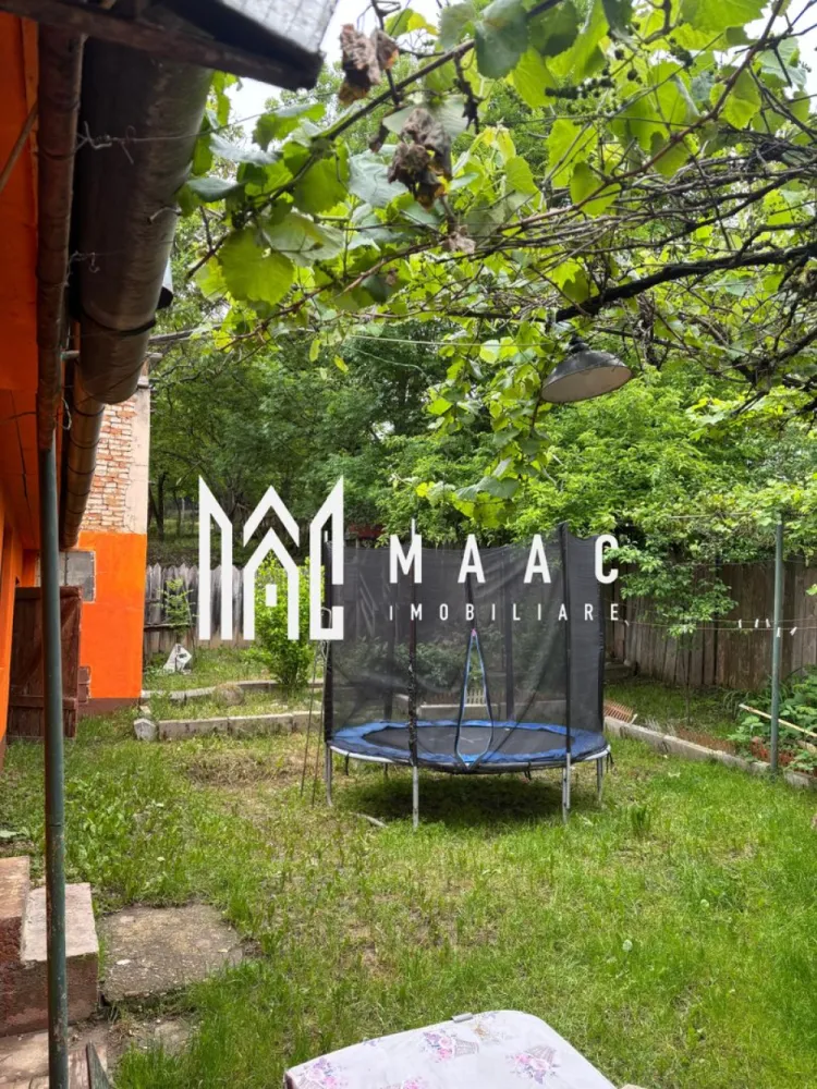 Casa 2 corpuri individuale I Bungard I Teren 720mp - MAAC Imobiliare vă propune spre vânzare o casă spațioasă, situată în Șelimbăr, sat Bungard, la doar 6 km de Sibiu și 4 km de Shopping City Sibiu, într-o zonă liniștită, fără trafic, ideală pentru o familie care caută intimitate. Detalii proprietate: Suprafață totală teren: 720 mp Suprafață locuibilă: 150 mp + anexe Singur în curte – intimitate deplină Compartimentare - 2 corpuri de casă: Corpul 1: 3 camere, bucătărie, baie, 2 holuri, debara Corpul 2: Parter: living, bucătărie, baie, hol Etaj (pod mansardat): 2 camere spațioase, dressing, hol generos Toate utilitățile racordate Pivniță de 15 mp Foișor/terasă mare cu grătar – perfect pentru relaxare în aer liber Curte și grădină – ideal pentru familie sau activități recreative Avantaje: Zonă verde, liniștită, cu acces facil spre Sibiu Spațiu generos, potrivit pentru două familii Ideală pentru locuință permanentă Casa si curtea necesita investiții/amenajari. 📞 Contactează echipa MAAC Imobiliare pentru mai multe detalii sau pentru a programa o vizionare, menționează CP2551925! }}