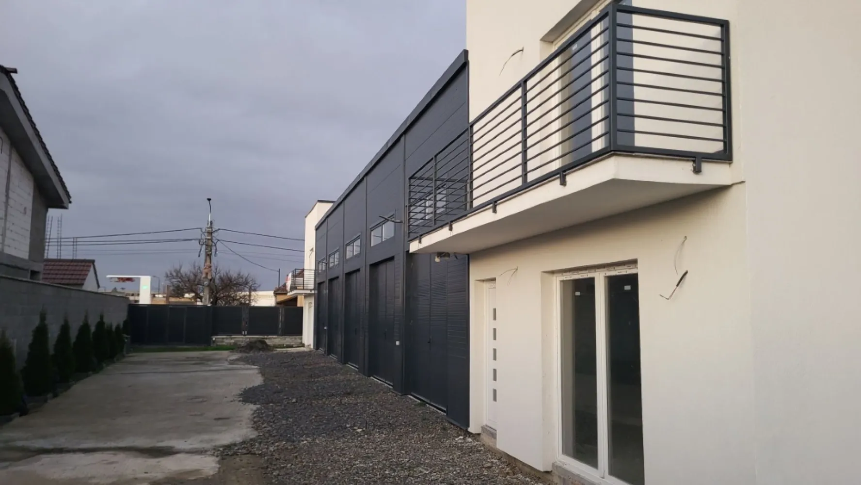 Vand /schimb/ Inchiriez Case și garaje pe str Ion Ghica 41c în 14Mai - Tel 0741_594_529
Vând,schimb sau închiriez 2 clădiri cu 5 garaje,fiecare clădire împărțită astfel:
Parter:baie exterioara pentru hale, camera 25 mpatrati 4,5 pe 8m cu baie proprie 
Etaj :camera 25mpatrat. 4,5 pe 8m cu baie proprie si balcon.
Fiecare Corp ate 94m2.

Hala împărțită în 5 garaje in suprafață de 180 m patrati necompartimentata și este prevazuta cu 5 usi de întrare fiind astfel posibila compartimentarea acesteia în 5 boxe cu dimensiunile de 8m pe 4,5 m,înălțime de la 4,3 la 5,9m fiecare.
Suprafata construita 366m patrati.
Suprafață curte 840 m patrati.
Utilități introduse : Curent trifazic, apa și canalizare.
Prețul de închiriere este de 300 euro pe boxa sau 250 euro mai multe boxe.
Pret de vanzare pt toată clădirea și teren aferent 325000 euro sau posibilitate de dezmembrare 1 pe 2 din clădire. 
Se poate și închiria total sau parțial 
Pentr alte detalii sunați la 0741_594_529
