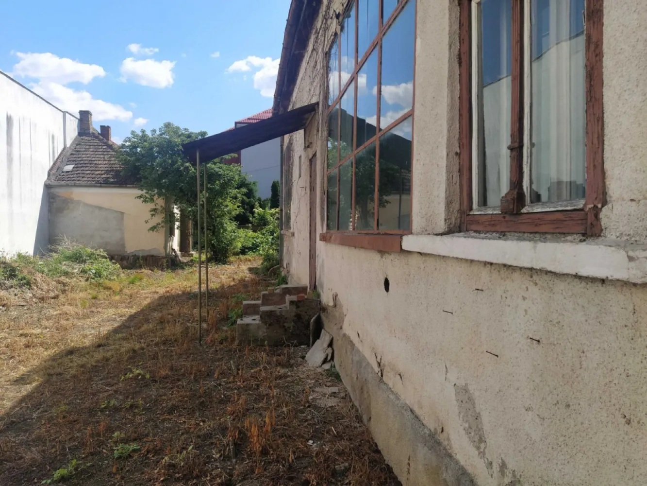 De vanzare casa - Ana Ipătescu Nr.6 - De vanzare proprietatea situată pe str. Ana Ipătescu Nr. 6., pe un teren de 735 mp, având un front generos de 19 metri.
