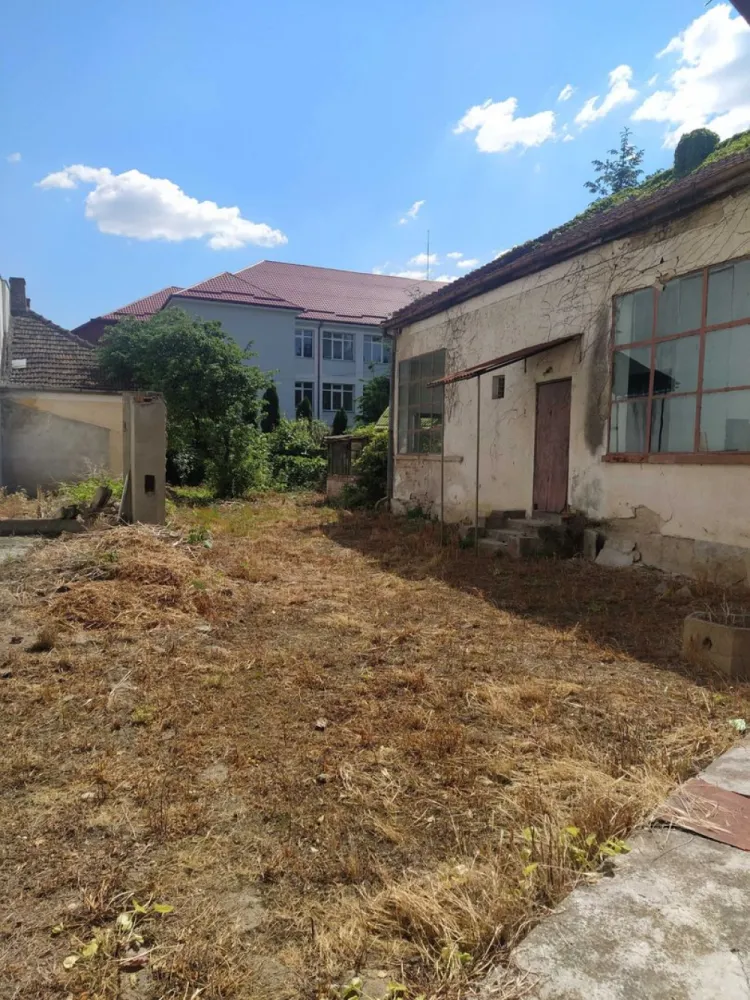 De vanzare casa - Ana Ipătescu Nr.6 - De vanzare proprietatea situată pe str. Ana Ipătescu Nr. 6., pe un teren de 735 mp, având un front generos de 19 metri.