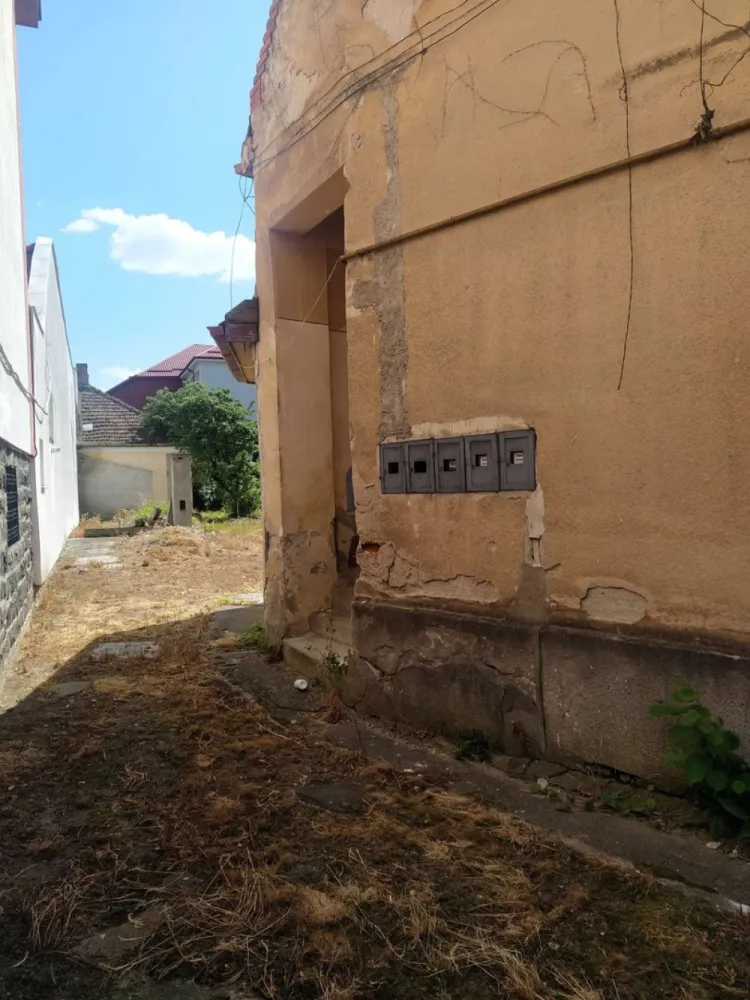De vanzare casa - Ana Ipătescu Nr.6 - De vanzare proprietatea situată pe str. Ana Ipătescu Nr. 6., pe un teren de 735 mp, având un front generos de 19 metri.