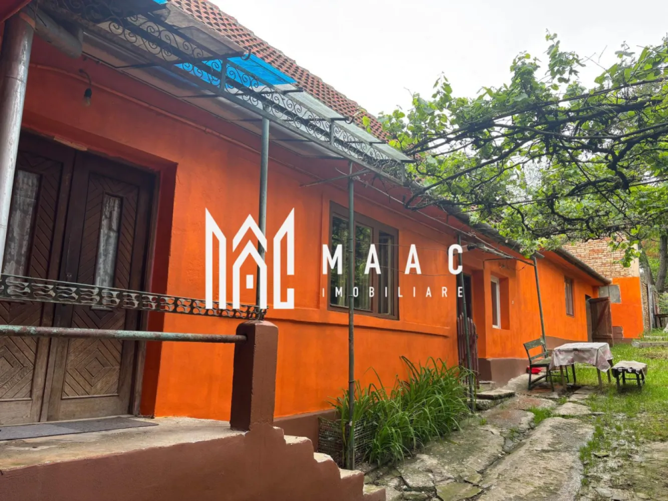 Casa 2 corpuri individuale I Bungard I Teren 720mp - MAAC Imobiliare vă propune spre vânzare o casă spațioasă, situată în Șelimbăr, sat Bungard, la doar 6 km de Sibiu și 4 km de Shopping City Sibiu, într-o zonă liniștită, fără trafic, ideală pentru o familie care caută intimitate. Detalii proprietate: Suprafață totală teren: 720 mp Suprafață locuibilă: 150 mp + anexe Singur în curte – intimitate deplină Compartimentare - 2 corpuri de casă: Corpul 1: 3 camere, bucătărie, baie, 2 holuri, debara Corpul 2: Parter: living, bucătărie, baie, hol Etaj (pod mansardat): 2 camere spațioase, dressing, hol generos Toate utilitățile racordate Pivniță de 15 mp Foișor/terasă mare cu grătar – perfect pentru relaxare în aer liber Curte și grădină – ideal pentru familie sau activități recreative Avantaje: Zonă verde, liniștită, cu acces facil spre Sibiu Spațiu generos, potrivit pentru două familii Ideală pentru locuință permanentă Casa si curtea necesita investiții/amenajari. 📞 Contactează echipa MAAC Imobiliare pentru mai multe detalii sau pentru a programa o vizionare, menționează CP2551925! }}