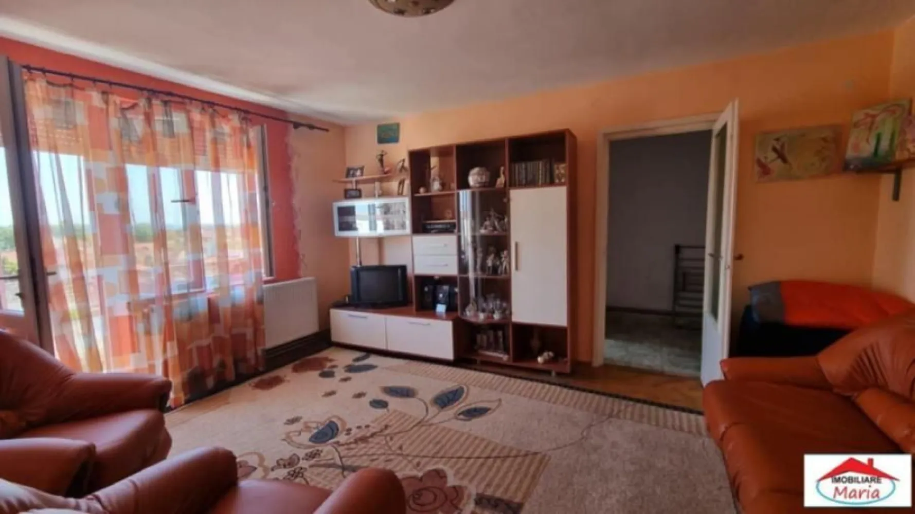 BRASADAS vinde ap 2 cam + balcon etaj 4/4 Solidaritatii. - Agentia Imobiliara BRASADAS vinde apartament cu 2 camere, 1 balcon 1 cămară și 1 pivniță.
Încălzire individuală pe gaz, conducte de apă noi, ușă de intrare metalică de siguranță, baie cu fereastră, jaluzele la toate ferestrele termopan. 
Blocul este acoperit cu acoperiș.
Școală, grădiniță, stație de autobuz, Lidl, parc și piață se află în imediată apropiere.
Www.brasadas.com.