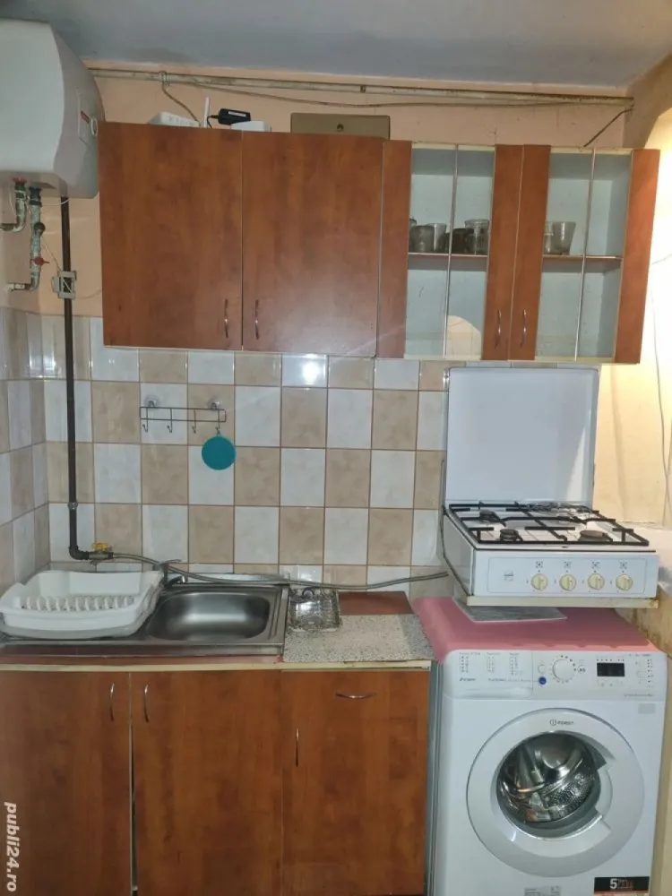 Vând garsonieră în .icro17 - Garsonieră în Micro 17. Etajul 4. Construită din uscătorie. 17 m2