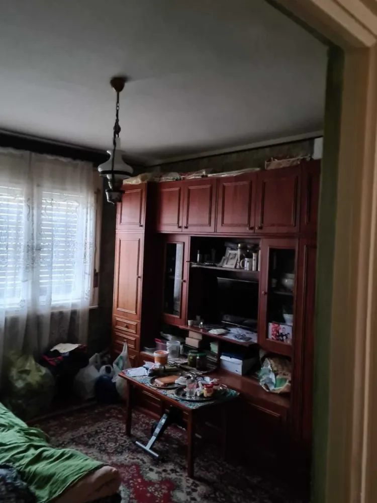 apartament 4 camere Micro 15 - Vand apartament cu 4 camere decomandate + living, bucatarie, baie+baie serviciu, camara cu geam ,balcon, pivnita in Micro 15 pe Careiului. Este aproape de statie autobus de pe Careiului, de Spitalul Judetean si Piata Somes. Se poate viziona dupa ora 16.30.

FARA INTERMEDIARI