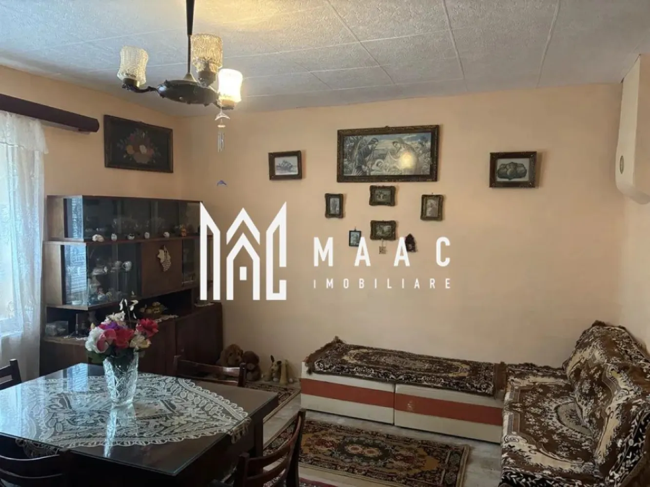 Casa 2 corpuri individuale I Bungard I Teren 720mp - MAAC Imobiliare vă propune spre vânzare o casă spațioasă, situată în Șelimbăr, sat Bungard, la doar 6 km de Sibiu și 4 km de Shopping City Sibiu, într-o zonă liniștită, fără trafic, ideală pentru o familie care caută intimitate. Detalii proprietate: Suprafață totală teren: 720 mp Suprafață locuibilă: 150 mp + anexe Singur în curte – intimitate deplină Compartimentare - 2 corpuri de casă: Corpul 1: 3 camere, bucătărie, baie, 2 holuri, debara Corpul 2: Parter: living, bucătărie, baie, hol Etaj (pod mansardat): 2 camere spațioase, dressing, hol generos Toate utilitățile racordate Pivniță de 15 mp Foișor/terasă mare cu grătar – perfect pentru relaxare în aer liber Curte și grădină – ideal pentru familie sau activități recreative Avantaje: Zonă verde, liniștită, cu acces facil spre Sibiu Spațiu generos, potrivit pentru două familii Ideală pentru locuință permanentă Casa si curtea necesita investiții/amenajari. 📞 Contactează echipa MAAC Imobiliare pentru mai multe detalii sau pentru a programa o vizionare, menționează CP2551925! }}