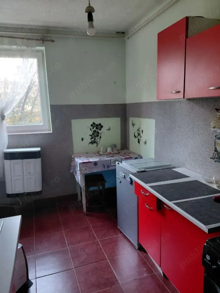 BRASADAS vinde ap cu 2 Cam etaj 1/4 Calea Traian - Agentia Imobiliara BRASADAS vinde apartament cu 2 camere la etajul 1, 50mp.

In centru, pe bulevardul Calea Traian. Compus din 2 camere + bucatarie + baie, hol.

Www.brasadas.com.