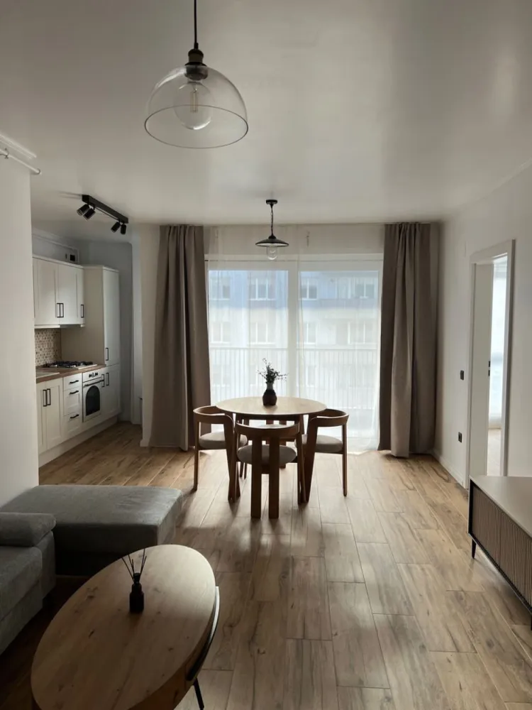 Apartament de vânzare în complexul Columna ( vivo ) Cluj - Persoană fizică, vând apartament cu două camere în complexul Columna , cu acces direct din parcarea Vivo Mol, 53mp utili și 4mp logie ,Apartamentul este nou, finisat , mobilat și utilat. Compartimentat în living cu bucătărie foarte spațios, dormitor cu baie , plus o baie de serviciu, iar poziționarea apartamentului este sud-est.Materiale premium atât în realizarea complexului cât și cele folosite la finisarea apartamentului. Viitorul proprietar va beneficia de acces rapid în oraș , magazine , stații de autobuz iar pe viitor , una din stațiile de metrou se va deschide la aproximativ 200 de metri față de imobil. Prețul de vânzare este de 198000€ . Dețin și o parcare exterioară cu CF separat.