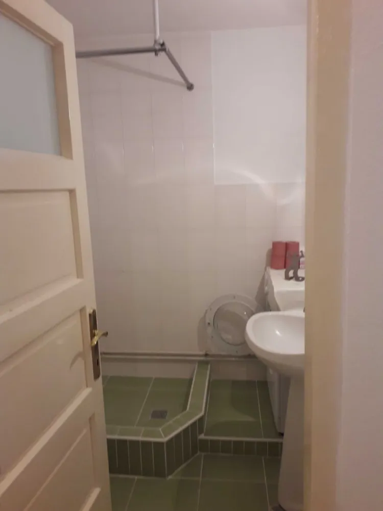 Vând apartament 3 camere , micro 17, destinație spțiu comercial - Vînd apartament cu 3 camere la parter(spațiu comercial) , se poate folosi și pentru activități medicale sau comerciale, Zona micro 17 , preț 75000 de euro.
 Este compus din 3 camere, bucătărie, 2 băi, 2 holuri, intrare separată.
Este renovat schimbat țevile de apă, canalizare, rețeaua de curent, uși interioare.
Încălzire cu centrală termică și calorifere, într-o cameră este încălzire în pardosea.
