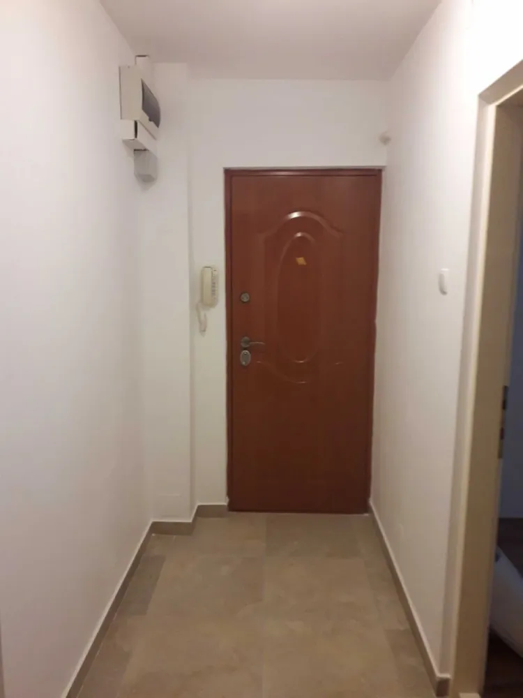 Vând apartament 3 camere , micro 17, destinație spțiu comercial - Vînd apartament cu 3 camere la parter(spațiu comercial) , se poate folosi și pentru activități medicale sau comerciale, Zona micro 17 , preț 75000 de euro.
 Este compus din 3 camere, bucătărie, 2 băi, 2 holuri, intrare separată.
Este renovat schimbat țevile de apă, canalizare, rețeaua de curent, uși interioare.
Încălzire cu centrală termică și calorifere, într-o cameră este încălzire în pardosea.