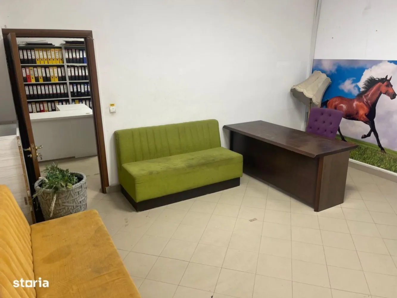 BRASADAS vinde Apt / Sp comercial + curte, zona Titulescu. - Apartament / Spațiu comercial, spațios cu curte privată – zona Titulescu – perfect și pentru activități comercialeVând apartament de 100 mp utili, situat la curte, pe strada Gabriel Georgescu – chiar la intrarea în cartierul Titulescu, o zonă liniștită de case, dar aproape de centru și foarte accesibilă.Spațiul este compus din 4 camere mari, hol și baie spațioasă, cu lumină naturală, geamuri mari și o compartimentare practică.Ai parte de intimitatea unei curți proprii, în suprafață de 4x8 m, cu acces direct din stradă – perfectă pentru o terasă, zona de primire clienti, relaxare.Pe lângă accesul principal, există și intrare din curtea interioară – foarte utilă pentru aprovizionare sau acces separat.În fața proprietății există locuri de parcare disponibile.Ideal pentru:• familie care dorește spațiu, liniște și acces rapid în oraș• persoane care lucrează de acasă• sau chiar pentru deschiderea unui mic cabinet, birou, salon, magazin, farmacie, show-room, etc. (zona permite)Beneficii:• curent trifazic 380V• baie completă• 155 mp cotă parte din curtea comună + garaj metalic• locuri de parcare în fața proprietății• zonă bună, vecini liniștiți, stradă accesibilăUn apartament deosebit, cu potențial dublu – pentru locuit sau pentru afacere.CF - curat si liber de sarcini.Necesită renovare parțială, dar oferă posibilitatea de a crea un spațiu unic, potrivit atât pentru locuit, cât și pentru activitate profesională.
Www.brasadas.com.
