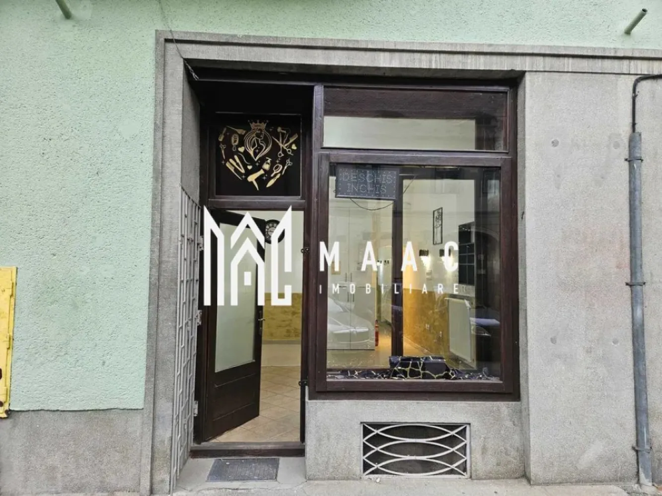 Spatiu comercial | Vitrina | 110 mpu | Ultracentral - MAAC Imobiliare vă propune spre vanzare un spațiu comercial situat în zona ultracentrală din Sibiu, în imediata apropiere de Piata Mare. Spațiul comercial are o suprafața utila de 110 mp, La demisol avem 2 camere, o pivnita de aproximativ 12 mp si o baie de serviciu, iar la parter sunt tot 2 incaperi si o toaleta de serviciu. Compartimentare funcțională, ideală pentru diverse destinații (salon, birou, cabinet, magazin etc.) Galerie de artă / atelier de creație (spațiul are un vibe artistic, ideal pentru expoziții sau ateliere). Magazin de suveniruri / artizanat / produse locale Showroom de haine / accesorii / designer local (Ai deja un spațiu cu rafturi și zonă de probă). Salon de înfrumusețare (ex: coafor, make-up, cosmetica) Birou de consultanță / cabinet psihologic / studio mic Facilități și avantaje: Vitrina la stradă și locația ultracentrală sunt perfecte pentru turiști. Acces direct din stradă. Vizibilitate excelentă – perfect pentru branding și semnalistică Spațiul este disponibil imediat. Pentru mai multe detalii, precizati telefonic ca ati vazut anuntul ID: CP2551010 }}