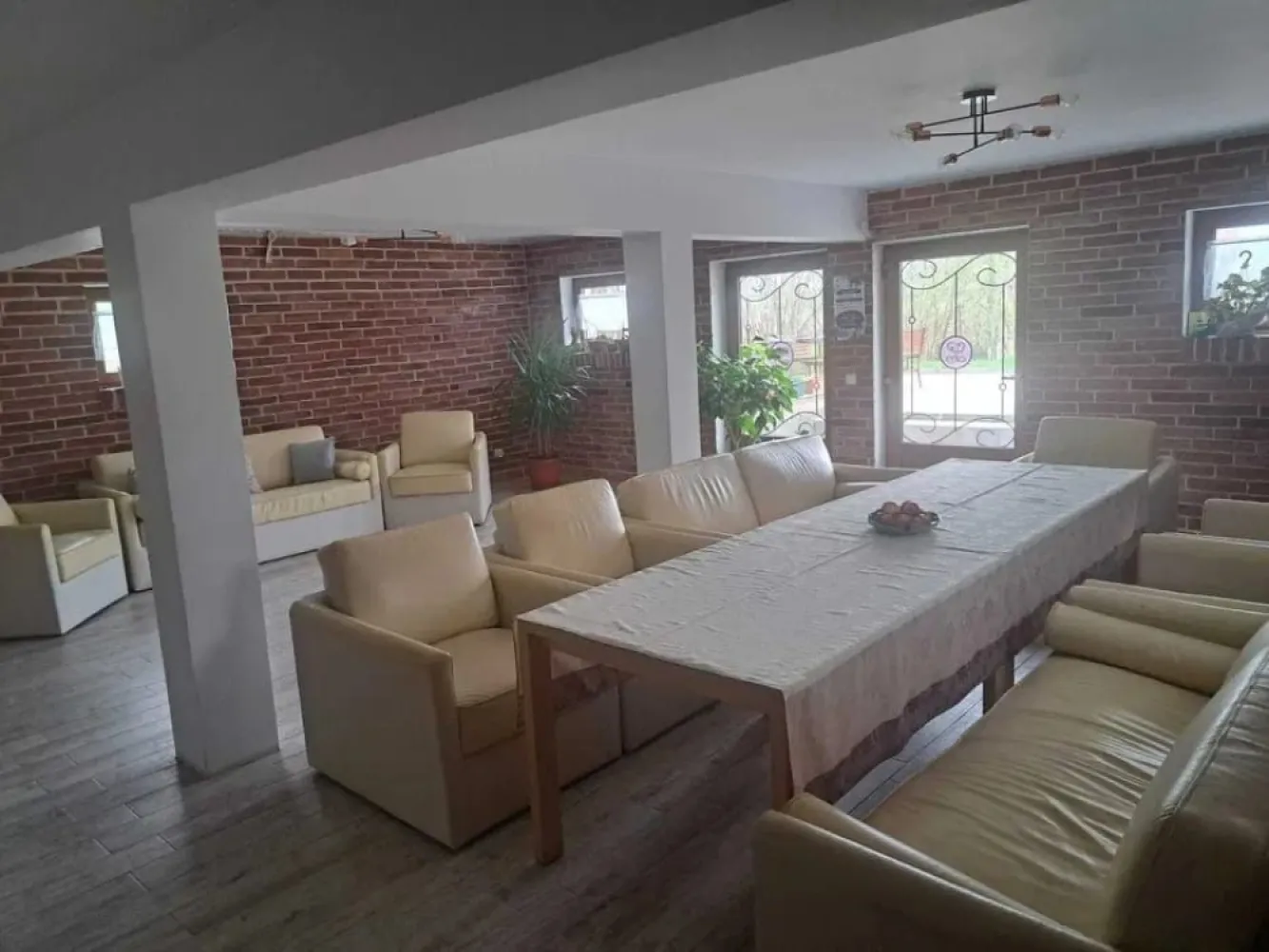 BRASADAS vinde casa in zona Strandului. - Agentia Imobiliara BRASADAS vinde casa individuala in imediata apropiere a Ștrandului Municipal. 
O vilă D+P+1+M cu o amprentă la sol de 90mp, o suprafață utilă de 250mp, și un teren de 600mp. Imobilul dispune la parter de o zonă de recepție spațioasă din care se face accesul către 2 camere dotate cu băi proprii, către o baie de serviciu, către scările ce coboară la demisol și scările ce duc la etaj. Demisolul este împărțit de o zonă de living generos din care se face accesul către o bucătărie complet utilată și o cameră tehnică dotată cu centrală pe gaz, boiler pe gaz de 300 litri, masina de spălat rufe și uscător de haine. La etaj avem 3 camere dotate cu baie proprie, iar la mansardă avem un apartament studio cu 2 camere hol și baie.
Vila are încălzire în pardoseală la D+P+1, iar la mansardă calorifere și este complet finisată. 
Proprietatea este pretabilă pentru atât pentru o familie numeroasă sau 2 familii, cât și pentru diferite activități de business.
Se accepta si variante de schimb, apartament + diferență.
www.brasadas.com.