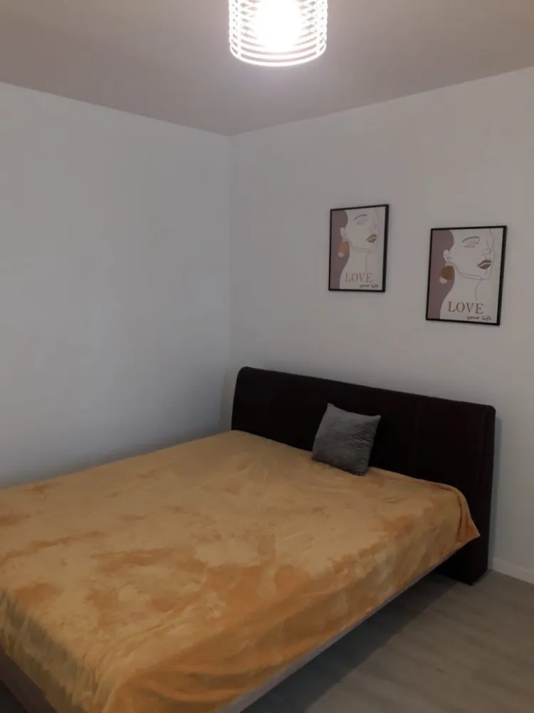 Garsoniera de vanzare in Manastur, str. Bucegi, complex BIG - Garsoniera se afla la etajul 7 din 10, orientare vestica.
Dispune de aer conditionat, frigider, masina de spalat, televizor.
Este ideala pentru investitie. Garsoniera se poate prelua cu chiriasi.
