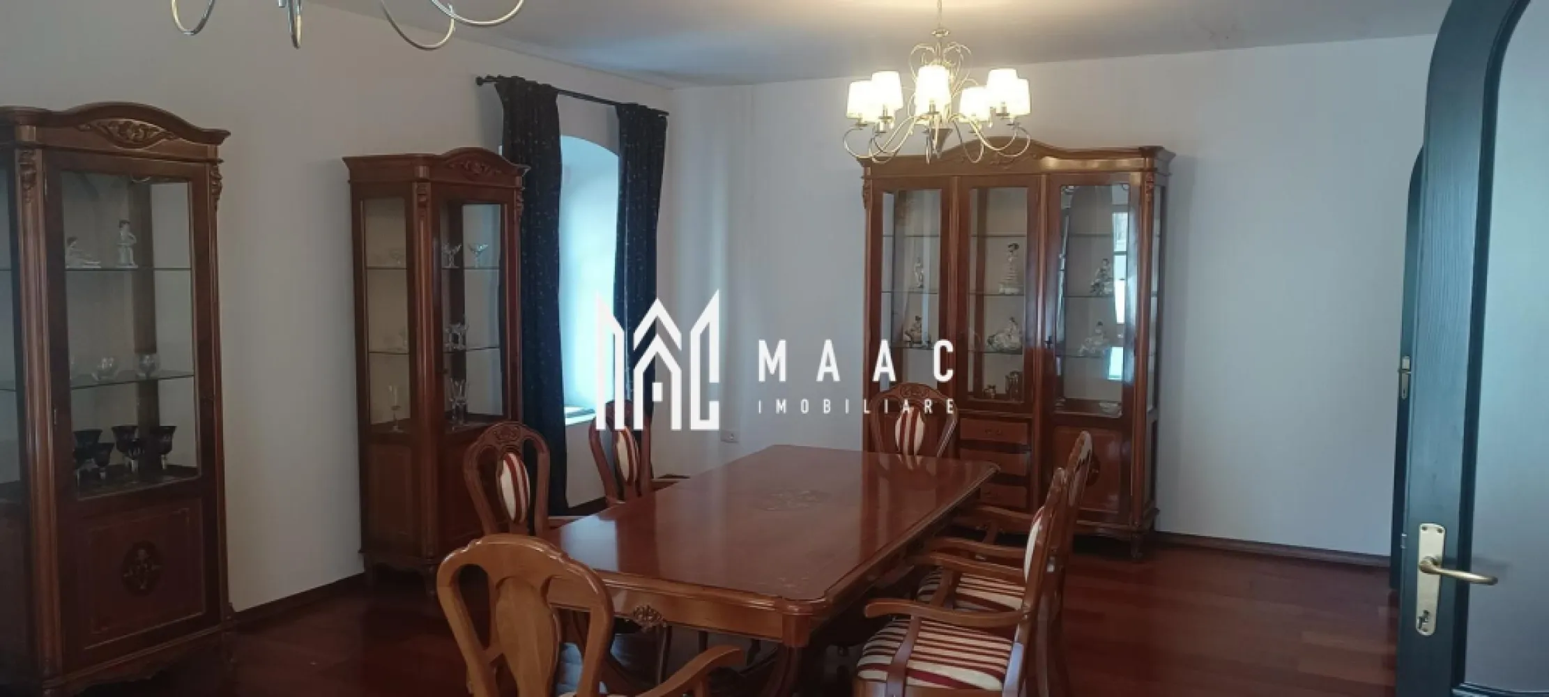 Ultracentral I Pretabil Investitie I Parter - Apartament elegant, complet restaurat – 2 camere + demisol generos – Ultracentral Situat într-o clădire istorică complet recondiționată, la doar câțiva pași de Piața Mare, acest apartament aflat la parter oferă un mix excepțional între farmecul clasic și confortul modern. Poziționat într-una dintre cele mai apreciate zone ale orașului, proprietatea impresionează prin calitatea materialelor, atmosfera caldă și versatilitatea spațiului. Caracteristici principale: Suprafață utilă generoasă, compartimentare practică: living, dormitor, bucătărie complet utilată și baie Încălzire în pardoseală pentru confort termic optim Ferestre din lemn stratificat cu geam termopan – estetică și eficiență energetică Mobilier din lemn masiv, realizat pe comandă Demisol spațios cu potențial mare: saună, spa, cramă sau atelier personal Acces facil direct din stradă Ideal pentru: Locuință deosebită în centrul Sibiului Investiție în regim hotelier sau închiriere pe termen lung Activitate profesională: birou notarial, cabinet, atelier, boutique Pentru detalii suplimentare și programarea unei vizionări: ID: CP2549262 }}