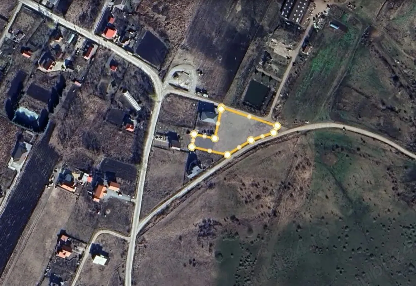 Vand teren extravilan - Vand teren extravilan în Valea Fanatelor cu suprafata de 2800 mp. Terenul are front la drumul principal, accesul la teren se face pe drum asfaltat (3km) iar 700m drum pietruit. Zona de intravilan este la 700m. Utilitatile (apa si curent) sunt la aproximativ 30m de teren. Zona este în curs de dezvoltare.