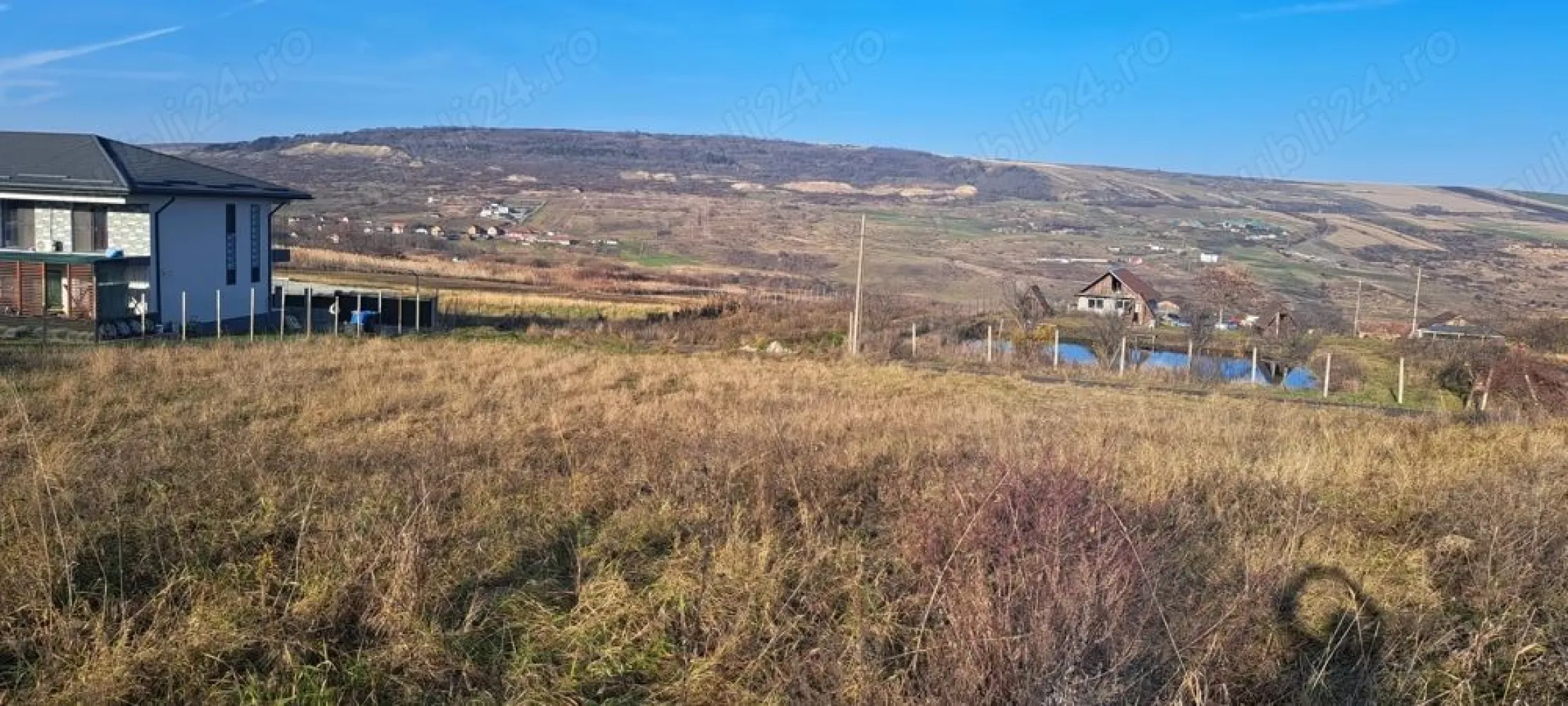 Vand teren extravilan - Vand teren extravilan în Valea Fanatelor cu suprafata de 2800 mp. Terenul are front la drumul principal, accesul la teren se face pe drum asfaltat (3km) iar 700m drum pietruit. Zona de intravilan este la 700m. Utilitatile (apa si curent) sunt la aproximativ 30m de teren. Zona este în curs de dezvoltare.