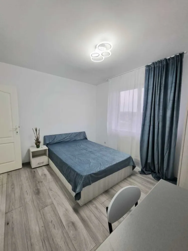 Apartament spațios, 48 mp, langa Artemia – Etaj 3 | Bloc nou, Mobilat - Apartament spațios, 48 mp, Strada Moș Ion Roată nr. 1 – Etaj 3

Se oferă spre vânzare un apartament luminos și modern, situat într-un bloc nou, construit în 2018, la etajul 3. Imobilul dispune de acoperiș și curte interioară securizată, accesul făcându-se pe bază de barieră.

Curtea oferă spațiu verde amenajat, cu bănci de relaxare, zonă de grill și loc de joacă privat cu tobogane, ideale pentru familii și pentru momente de recreere.

Apartamentul se vinde complet mobilat, gata pentru mutare sau pentru a fi preluat imediat în regim de închiriere.

Locuința este dotată cu centrală termică proprie, asigurând confort termic și cheltuieli reduse.

Compartimentare eficientă

2 dormitoare primitoare

Bucătărie open space

Baie

Balcon

Avantaje și facilități – Zona Artema

Locație excelentă, la câțiva pași de centrul comercial Artema (Panemar, Pepco, KiK, Sinsay, Mega Image)

Stație de autobuz lângă bloc

Proximitate față de Aeroportul Internațional Cluj-Napoca

Etajul 3 asigura liniște și intimitate.

Parcare cu CF inclusă!

Acest apartament este ideal atât pentru investitori, oferind randament imediat datorită chiriașilor actuali, cât și pentru familii sau cei aflați în căutarea unei locuințe moderne într-o zonă liniștită din Cluj-Napoca.