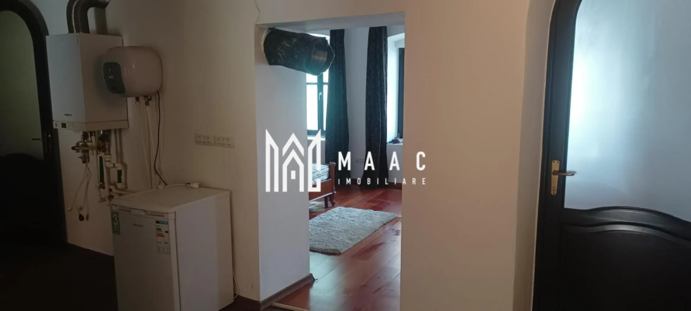 Ultracentral I Pretabil Investitie I Parter - Apartament elegant, complet restaurat – 2 camere + demisol generos – Ultracentral Situat într-o clădire istorică complet recondiționată, la doar câțiva pași de Piața Mare, acest apartament aflat la parter oferă un mix excepțional între farmecul clasic și confortul modern. Poziționat într-una dintre cele mai apreciate zone ale orașului, proprietatea impresionează prin calitatea materialelor, atmosfera caldă și versatilitatea spațiului. Caracteristici principale: Suprafață utilă generoasă, compartimentare practică: living, dormitor, bucătărie complet utilată și baie Încălzire în pardoseală pentru confort termic optim Ferestre din lemn stratificat cu geam termopan – estetică și eficiență energetică Mobilier din lemn masiv, realizat pe comandă Demisol spațios cu potențial mare: saună, spa, cramă sau atelier personal Acces facil direct din stradă Ideal pentru: Locuință deosebită în centrul Sibiului Investiție în regim hotelier sau închiriere pe termen lung Activitate profesională: birou notarial, cabinet, atelier, boutique Pentru detalii suplimentare și programarea unei vizionări: ID: CP2549262 }}