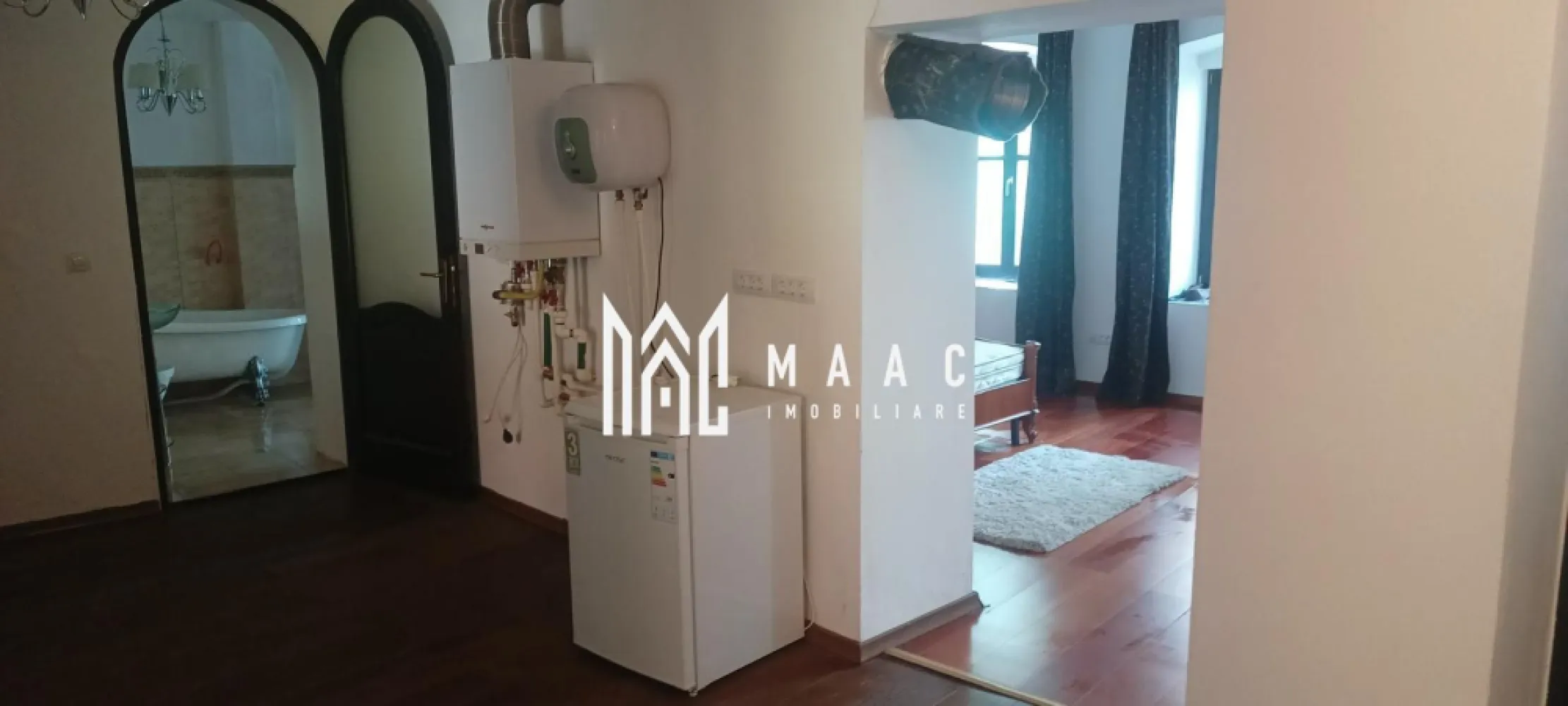 Ultracentral I Pretabil Investitie I Parter - Apartament elegant, complet restaurat – 2 camere + demisol generos – Ultracentral Situat într-o clădire istorică complet recondiționată, la doar câțiva pași de Piața Mare, acest apartament aflat la parter oferă un mix excepțional între farmecul clasic și confortul modern. Poziționat într-una dintre cele mai apreciate zone ale orașului, proprietatea impresionează prin calitatea materialelor, atmosfera caldă și versatilitatea spațiului. Caracteristici principale: Suprafață utilă generoasă, compartimentare practică: living, dormitor, bucătărie complet utilată și baie Încălzire în pardoseală pentru confort termic optim Ferestre din lemn stratificat cu geam termopan – estetică și eficiență energetică Mobilier din lemn masiv, realizat pe comandă Demisol spațios cu potențial mare: saună, spa, cramă sau atelier personal Acces facil direct din stradă Ideal pentru: Locuință deosebită în centrul Sibiului Investiție în regim hotelier sau închiriere pe termen lung Activitate profesională: birou notarial, cabinet, atelier, boutique Pentru detalii suplimentare și programarea unei vizionări: ID: CP2549262 }}