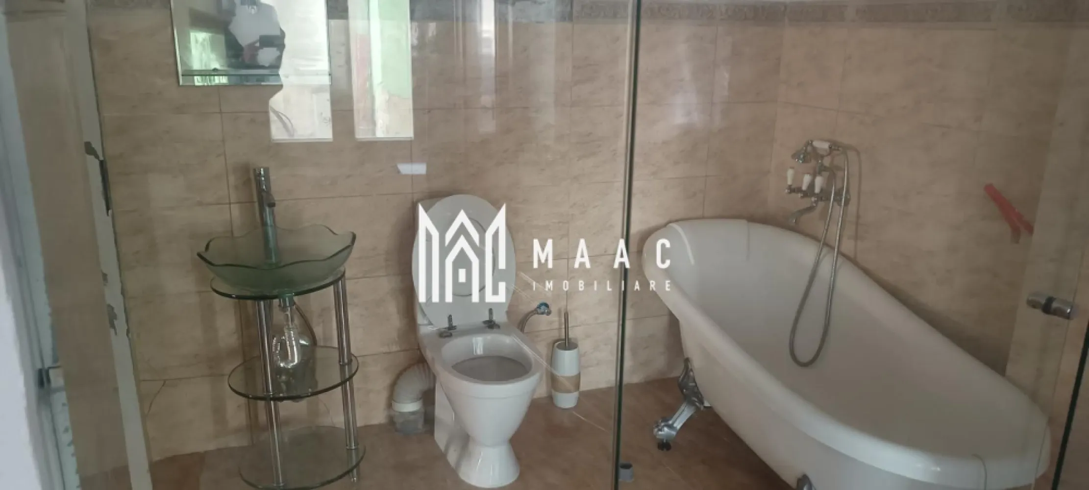 Ultracentral I Pretabil Investitie I Parter - Apartament elegant, complet restaurat – 2 camere + demisol generos – Ultracentral Situat într-o clădire istorică complet recondiționată, la doar câțiva pași de Piața Mare, acest apartament aflat la parter oferă un mix excepțional între farmecul clasic și confortul modern. Poziționat într-una dintre cele mai apreciate zone ale orașului, proprietatea impresionează prin calitatea materialelor, atmosfera caldă și versatilitatea spațiului. Caracteristici principale: Suprafață utilă generoasă, compartimentare practică: living, dormitor, bucătărie complet utilată și baie Încălzire în pardoseală pentru confort termic optim Ferestre din lemn stratificat cu geam termopan – estetică și eficiență energetică Mobilier din lemn masiv, realizat pe comandă Demisol spațios cu potențial mare: saună, spa, cramă sau atelier personal Acces facil direct din stradă Ideal pentru: Locuință deosebită în centrul Sibiului Investiție în regim hotelier sau închiriere pe termen lung Activitate profesională: birou notarial, cabinet, atelier, boutique Pentru detalii suplimentare și programarea unei vizionări: ID: CP2549262 }}