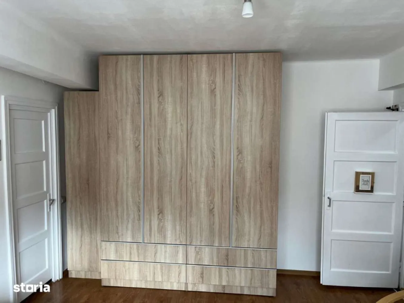 De vânzare - apartament 2 camere, semicentral, Cluj-Napoca - Ofer spre vânzare apartament cu 2 camere, situat semicentral pe str. Horea, la etajul 3 din 4, situat langa facultatea de litere, la 10 min de mers pe jos de centrul orașului (piața Matei Corvin).Apartamentul este compus din living cu trecere spre dormitor și baie, hol de acces, bucătărie, cămară de depozitare. De asemenea este mobilat modern, dispune de spatii de depozitare extrem de generoase și este complet utilat: ușa de intrare de înaltă siguranță, centrala proprie, aer condiționat, frigider, plita, cuptor electric, mașina de spălat vase, uscător de rufe, mașina de spălat haine, tv cablu și internet.Este un apartament luminos, la cheie, retras de la aglomerația strazii, într-o locație extrem de căutată, disponibil imediat.