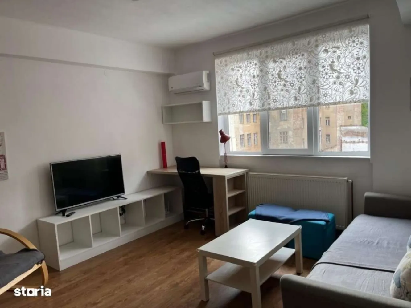 De vânzare - apartament 2 camere, semicentral, Cluj-Napoca - Ofer spre vânzare apartament cu 2 camere, situat semicentral pe str. Horea, la etajul 3 din 4, situat langa facultatea de litere, la 10 min de mers pe jos de centrul orașului (piața Matei Corvin).Apartamentul este compus din living cu trecere spre dormitor și baie, hol de acces, bucătărie, cămară de depozitare. De asemenea este mobilat modern, dispune de spatii de depozitare extrem de generoase și este complet utilat: ușa de intrare de înaltă siguranță, centrala proprie, aer condiționat, frigider, plita, cuptor electric, mașina de spălat vase, uscător de rufe, mașina de spălat haine, tv cablu și internet.Este un apartament luminos, la cheie, retras de la aglomerația strazii, într-o locație extrem de căutată, disponibil imediat.