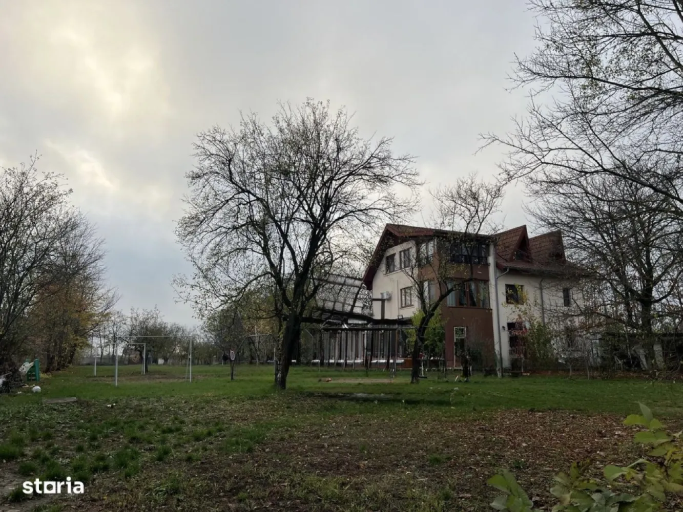 ofer spre vanzare teren pe malul lacului Snagov si vila S+P+E+M - Imobil excelent cu potențial de Dezvoltare Turistică și Rezidențială situat in satul Ghermanesti, cu o deschidere de 37 ml la str. Razboieni (asfaltata) si o deschidere generoasa de 31 ml la mijlocul lacul Snagov ce beneficiază de toate utilitatile (electricitate, apă, gaz și fose septica) .Imobilul este format din teren intravilan in suprafata de 7610 mp , doua constructii: o constructie edificata in anul 1990 si renovata in 2022 din caramida si plansee de beton si acoperita cu tabla Lindab, cu o suprafata desfasurata de 300 mp, avand regim de inaltime S+P+E+M si o constructie veche din 1910 avand regim de inaltime P+M si o suprafata desfasurata de 120 mp (ce poate fi renovata / extinsa rapid) , ponton existent si garaj pentru barcă.Fiind amplasat intr-o zonă recunoscută pentru caracterul sau exclusivist, foarte linistita situata langa Padurea Vladiceasca, cu acces direct la Lacul Snagov si avand o vegetatie bogata si numerosi pomi fructiferi ce ofera intimitate si aer curat, imobilul este o oaza de relaxare fiind ideal pentru uz rezidential de lux.Avantajele si potentialul investitional al imobilului: -Oportunitate deosebită pentru dezvoltări imobiliare mixte cu potențial rezidențial de lux sau destinație turistică premium. avand in vedere caracterul parcelabil al terenului (pana la 10 parcele + drum)-Potențial Rezidențial terenul fiind ideal pentru dezvoltarea unui ansamblu de vile de lux, unele cu vedere la lac, terase, spații verzi private și facilități nautice.-Potențialul investițional este ridicat in contextul cererii în creștere pentru locuințe de vacanță sau reședințe permanente în zone retrase, dar apropiate de București si avand in vedere numarul limitat al imobilelor aflate pe malul lacului Snagov .-Potențial dezvoltare imobiliară Turistic avand in vedere ca lacul Snagov este deja o destinație cu notorietate pentru agrement nautic, pescuit, sporturi pe apă și relaxare. Terenul permite extinderea pontoanelor și construirea unor unități turistice tip bungalow, case plutitoare sau ecovile. Un mini-resort cu ponton privat, spa, restaurant cu vedere panoramică și acces direct la apă este fezabil.-Potențial de valorificare ridicat în regim de închiriere (rezidențial de lux sau turistic) avand in vedere cererea ridicată pentru terenuri cu deschidere la lac și infrastructură existentă. Avantajele amplasarii:- in imediata apropiere a stației de autobuz "Stadionului",-la cativa pasi de Stadionul FC Snagov, -foarte aproape de supermarketul Peny si alte cateva magazine alimentare, -la 2 statii de autobuz de Primaria Snagov.-la 7 km (5 minute de mers cu masina) de autostrada A3 Bucuresti - Ploiesti de unde se poate ajunge facil atat in capitala cat si in Ploiesti.-acces rapid scoala, gradinita si dispensare, -acces usor la DN1.-langa padure-pe malul lacului
