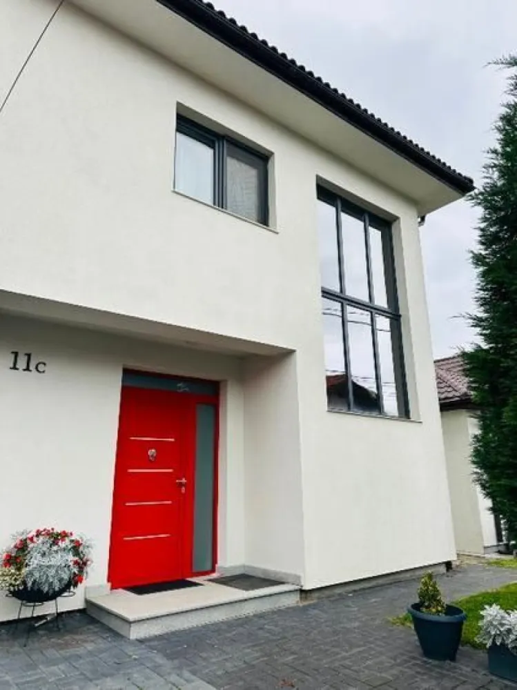 BRASADAS vinde casa individuala Someseni 2020 - Sc 240mp. - Agentia Imobiliara BRASADAS vinde casa tip parter+etaj in zona Someseni.
Sup. constr. - 250mp
Teren - 462mp
An constructie - 2020
Caramida clasa I
Parter - hol , living cu bucatarie open space , baie , camera tehnica , camara , garaj , terasa acoperita
Etaj - dormitor matrimonial cu walk-in dressing , baie proprie , dormitor 2 , baie , dormitor 3(birou) , terasa 25mp
Utilata complet
Electrocasnice premium
Incalzire in pardoseala
Centrala termica
Terasa acoperita
Gazon cu sistem automat de irigare
Acoperis tigla 
Instalatii sanitare si electrice de calitatea I
Mobilier calitate 
Predare - februarie 2026
Www.brasadas.com.