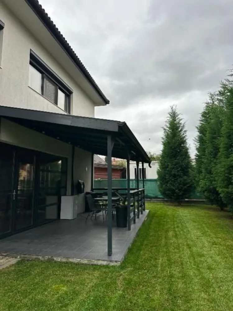 BRASADAS vinde casa individuala Someseni 2020 - Sc 240mp. - Agentia Imobiliara BRASADAS vinde casa tip parter+etaj in zona Someseni.
Sup. constr. - 250mp
Teren - 462mp
An constructie - 2020
Caramida clasa I
Parter - hol , living cu bucatarie open space , baie , camera tehnica , camara , garaj , terasa acoperita
Etaj - dormitor matrimonial cu walk-in dressing , baie proprie , dormitor 2 , baie , dormitor 3(birou) , terasa 25mp
Utilata complet
Electrocasnice premium
Incalzire in pardoseala
Centrala termica
Terasa acoperita
Gazon cu sistem automat de irigare
Acoperis tigla 
Instalatii sanitare si electrice de calitatea I
Mobilier calitate 
Predare - februarie 2026
Www.brasadas.com.