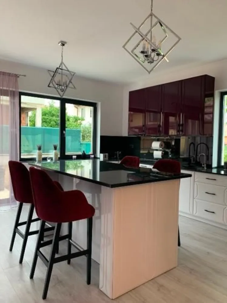 BRASADAS vinde casa individuala Someseni 2020 - Sc 240mp. - Agentia Imobiliara BRASADAS vinde casa tip parter+etaj in zona Someseni.
Sup. constr. - 250mp
Teren - 462mp
An constructie - 2020
Caramida clasa I
Parter - hol , living cu bucatarie open space , baie , camera tehnica , camara , garaj , terasa acoperita
Etaj - dormitor matrimonial cu walk-in dressing , baie proprie , dormitor 2 , baie , dormitor 3(birou) , terasa 25mp
Utilata complet
Electrocasnice premium
Incalzire in pardoseala
Centrala termica
Terasa acoperita
Gazon cu sistem automat de irigare
Acoperis tigla 
Instalatii sanitare si electrice de calitatea I
Mobilier calitate 
Predare - februarie 2026
Www.brasadas.com.