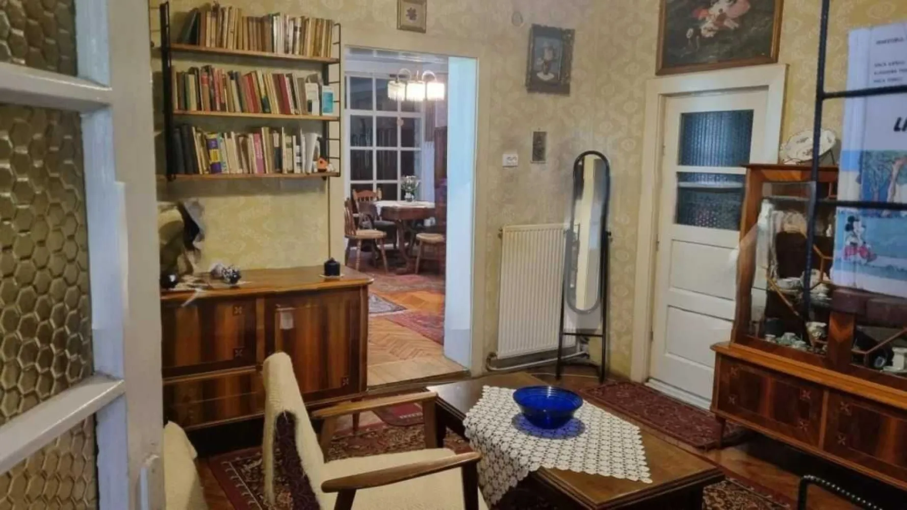 Casa de vanzare cu 4 camere, 110 mp, Satu Mare, zona 14 Mai - Casa cu 4 camere, cu suprafață utilă de 110 mp, situată într-o zonă liniștită. În apropiere se găsesc stații de autobuz și mai multe magazine alimentare. 
Proprietatea oferă spațiu generos, o pivniță cu două compartimente și o curte mică. Ideală pentru o familie sau chiar și pentru utilizare comercială (de ex. magazin). Necesită renovare moderată, ceea ce reprezintă o oportunitate de personalizare.