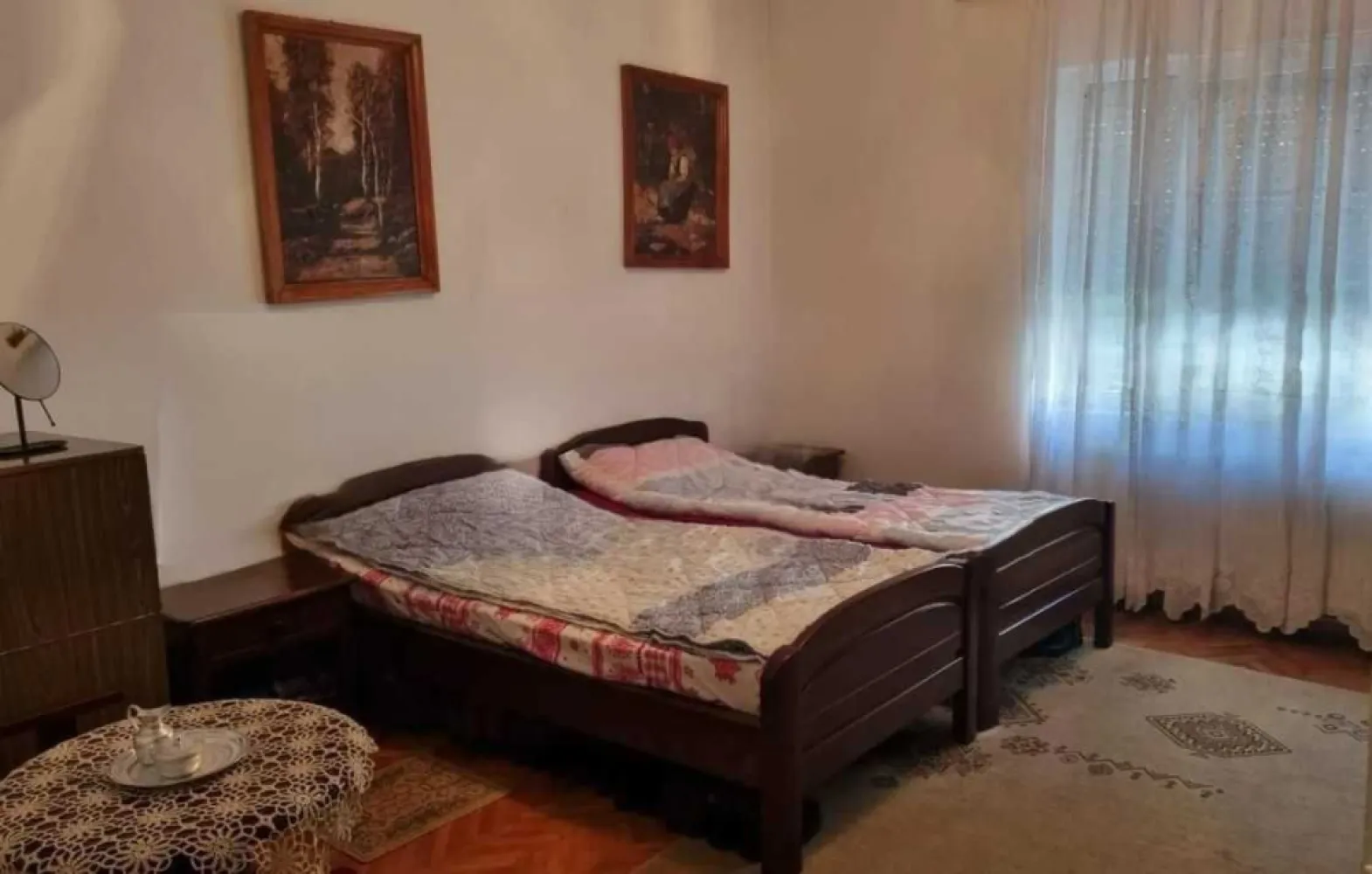 Casa de vanzare cu 4 camere, 110 mp, Satu Mare, zona 14 Mai - Casa cu 4 camere, cu suprafață utilă de 110 mp, situată într-o zonă liniștită. În apropiere se găsesc stații de autobuz și mai multe magazine alimentare. 
Proprietatea oferă spațiu generos, o pivniță cu două compartimente și o curte mică. Ideală pentru o familie sau chiar și pentru utilizare comercială (de ex. magazin). Necesită renovare moderată, ceea ce reprezintă o oportunitate de personalizare.